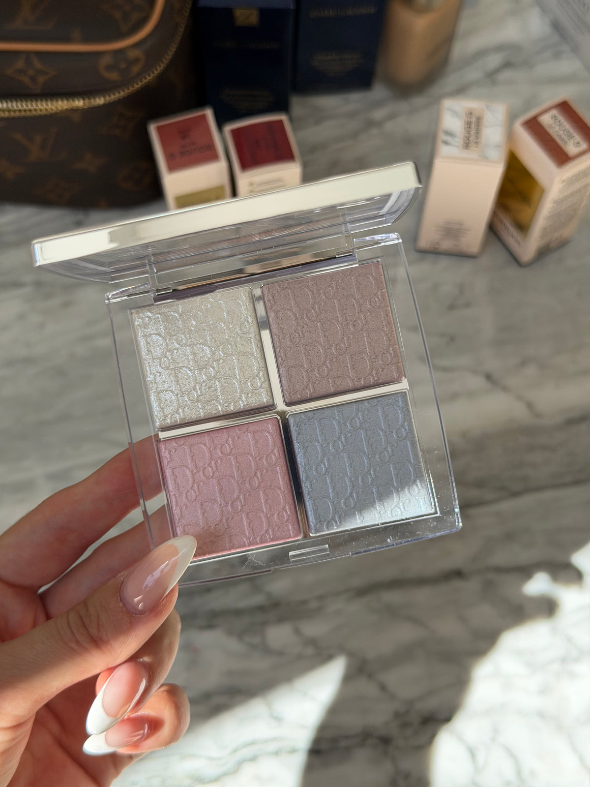 DIOR Backstage Glow Maximizer Palette (002)
Multi-Use Highlighter and Blush - Multi-Reflective Glow