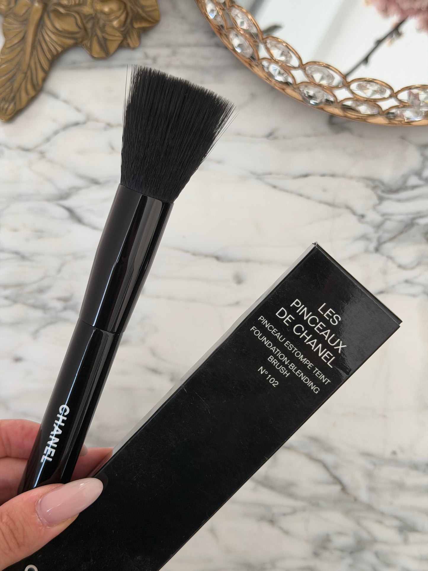 CHANEL Les Pinceaux De Chanel N°102
Fluid Foundation-Blending Brush