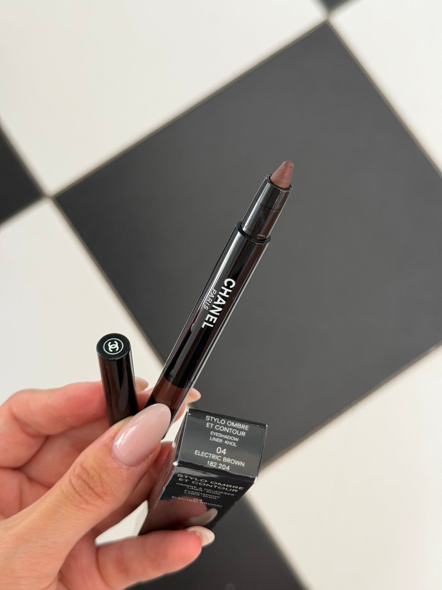 CHANEL Stylo Ombre Et Contour (04)
Eyeshadow – Liner – Khôl