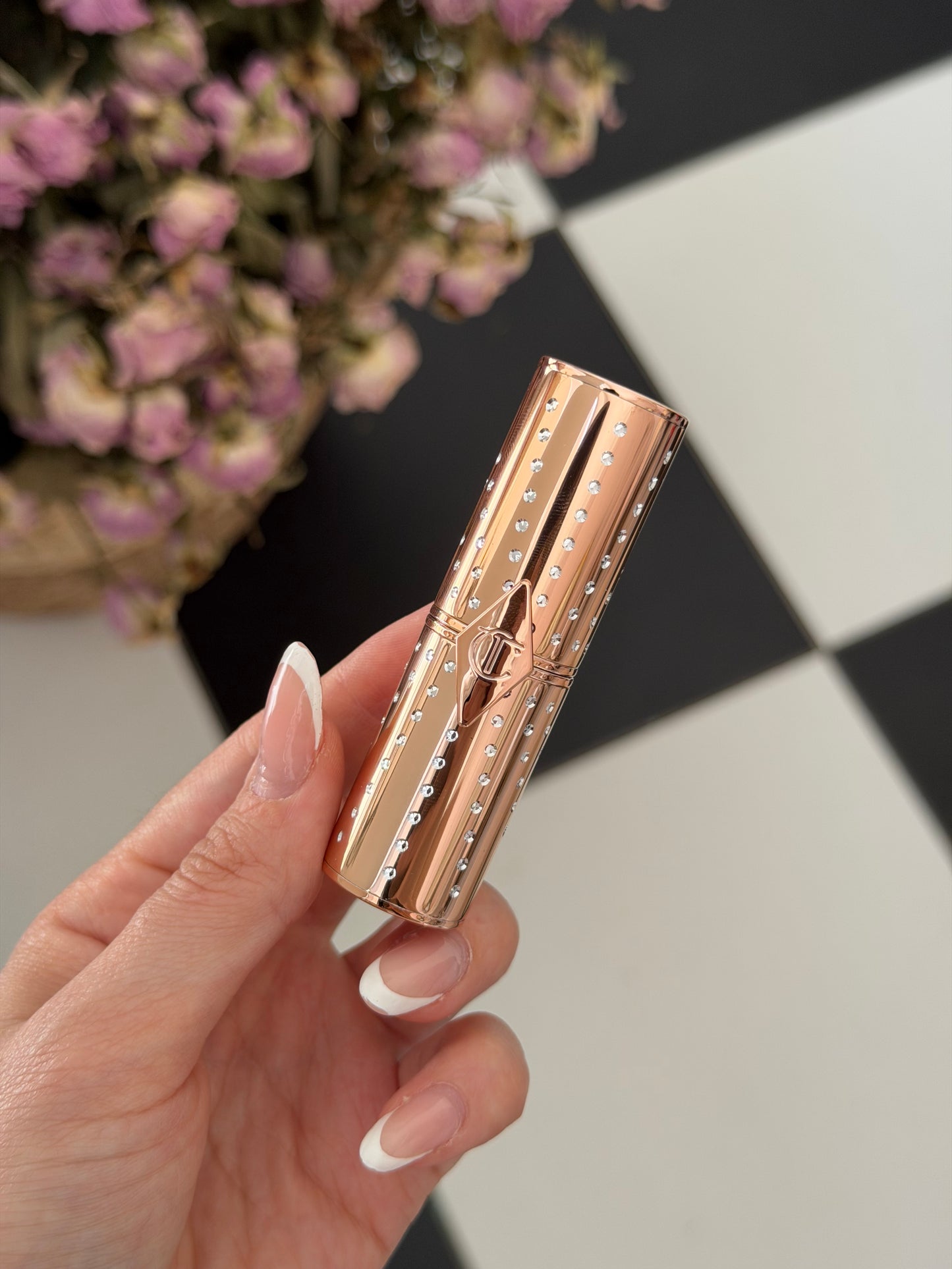 CHARLOTTE TILBURY
Look Of Love Lipstick
K.I.S.S.I.N.G - Nude Romance