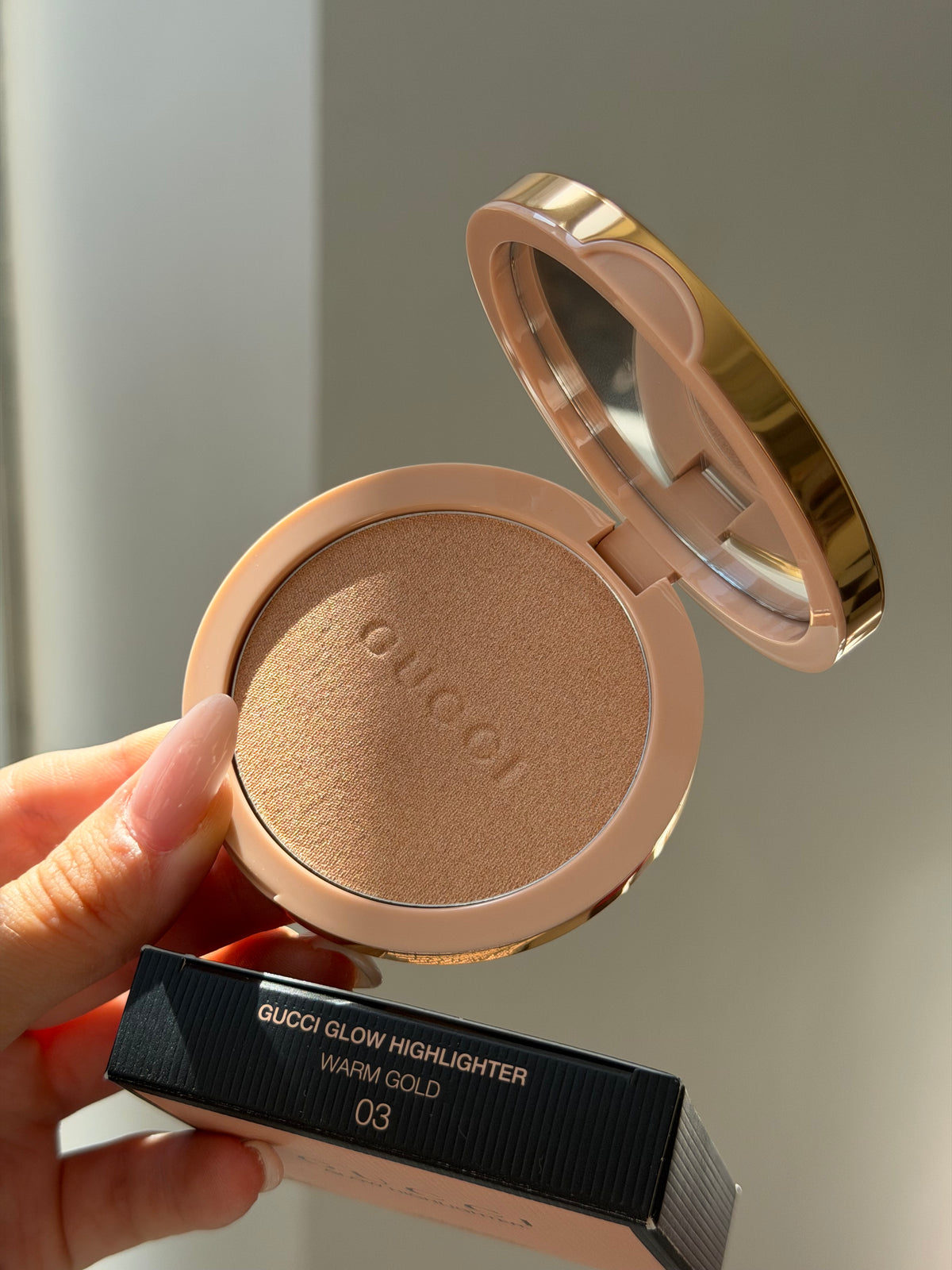 GUCCI Glow Highlighter (03)
Multi-Use Silky Illuminating Powder