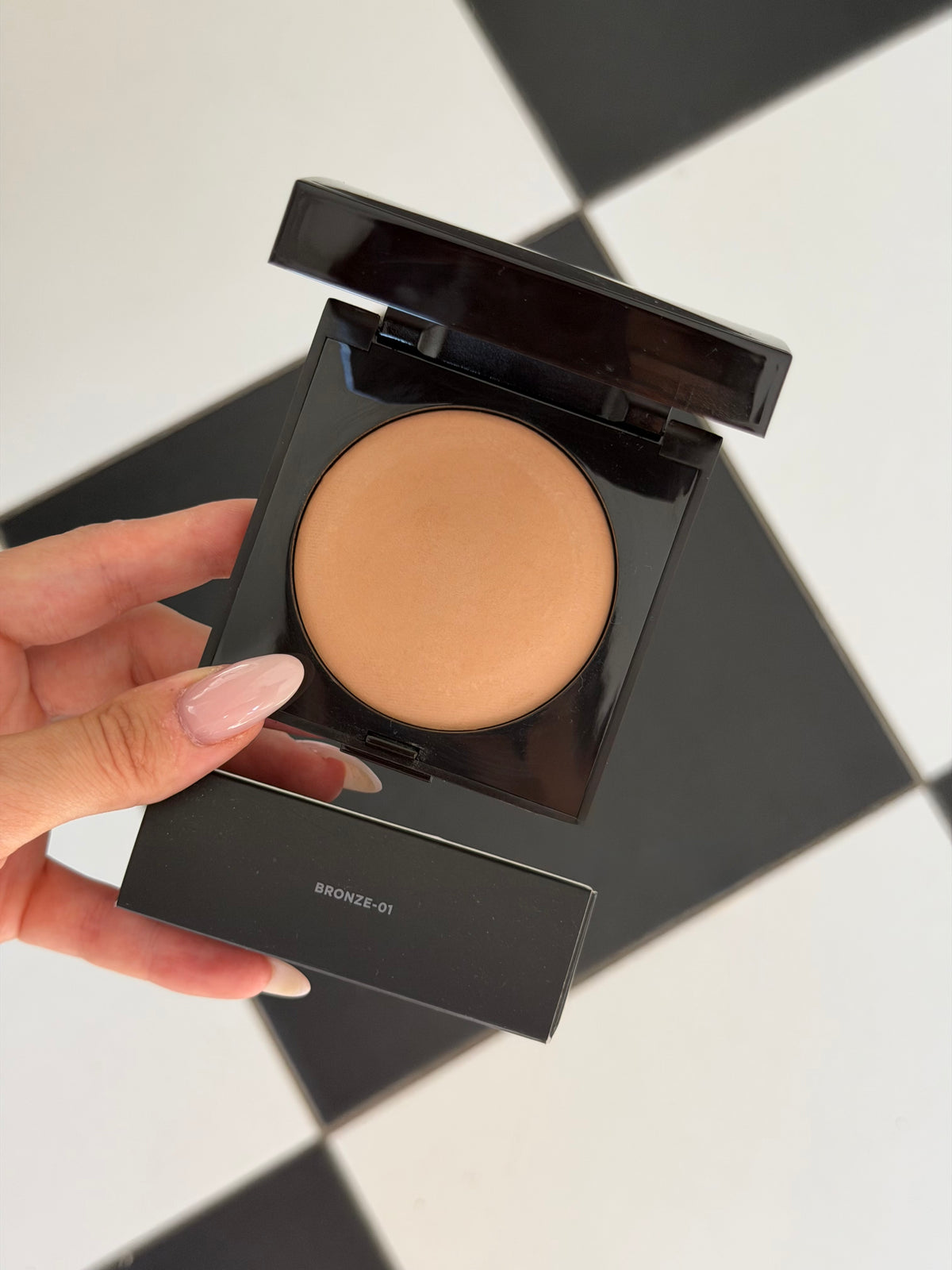 LAURA MERCIER Matte Radiance Baked Face Powder 
Soft Matte Radiance