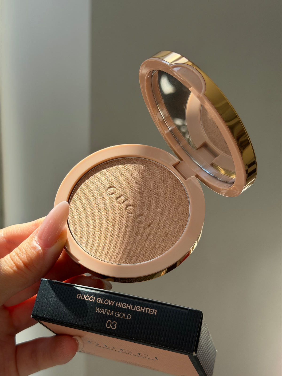 GUCCI Glow Highlighter (03)
Multi-Use Silky Illuminating Powder