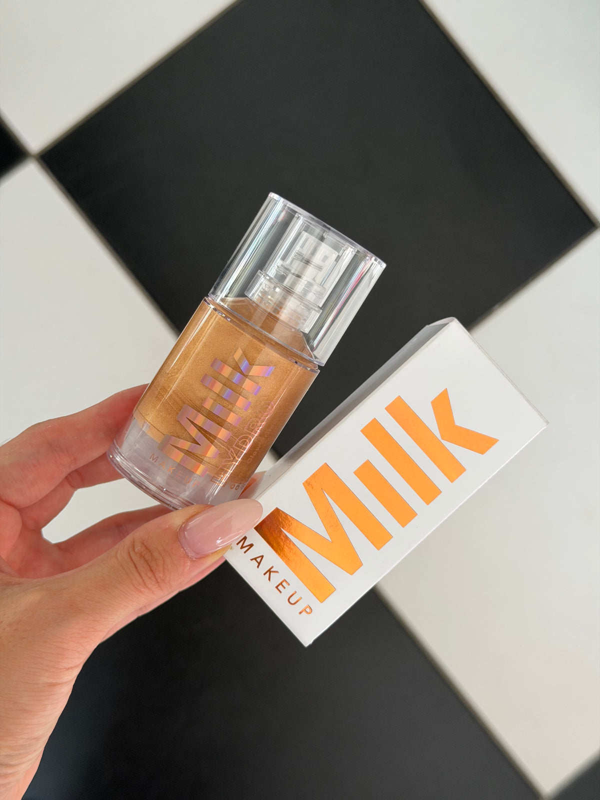 MILK MAKEUP Hydro Grip + Glow Primer
Illuminating Primer