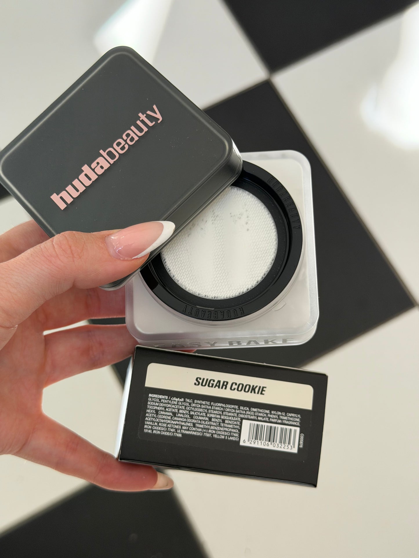 HUDA BEAUTY Easy Bake Loose Baking & Setting Powder - Sugar Cookie