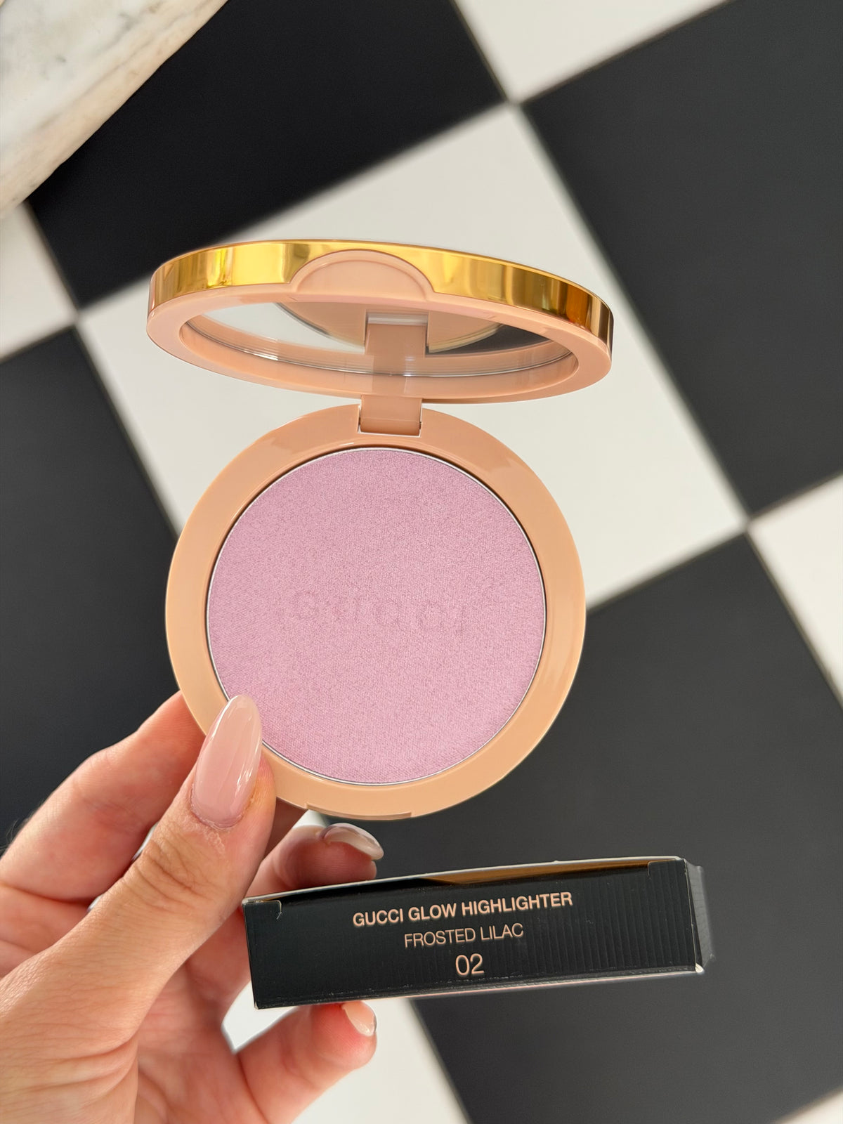 GUCCI Glow Highlighter (02)
Multi-Use Silky Illuminating Powder