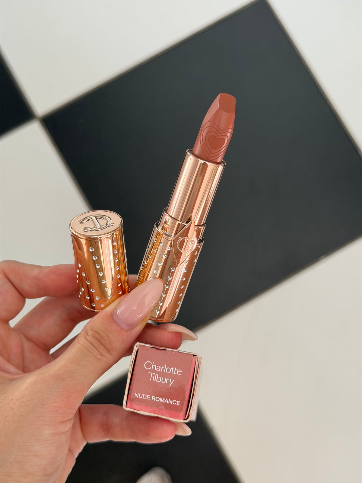 CHARLOTTE TILBURY
Look Of Love Lipstick
K.I.S.S.I.N.G - Nude Romance