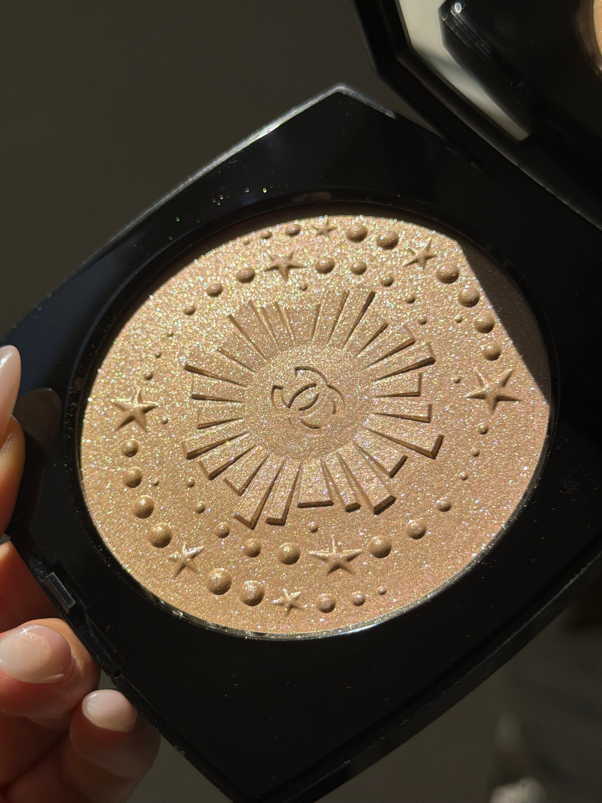 CHANEL Diamond Dust
Oversize Illuminating Powder