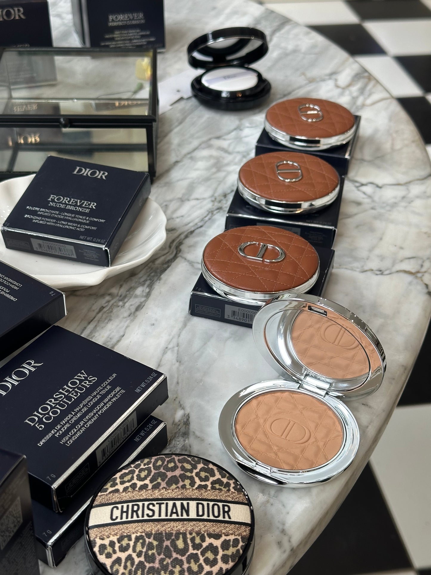 DIOR Forever Nude Bronze (05)
Longwear Tanned-Effect Powder Bronzer - Natural Glow or Matte Finish - Infused with Hyaluronic Acid