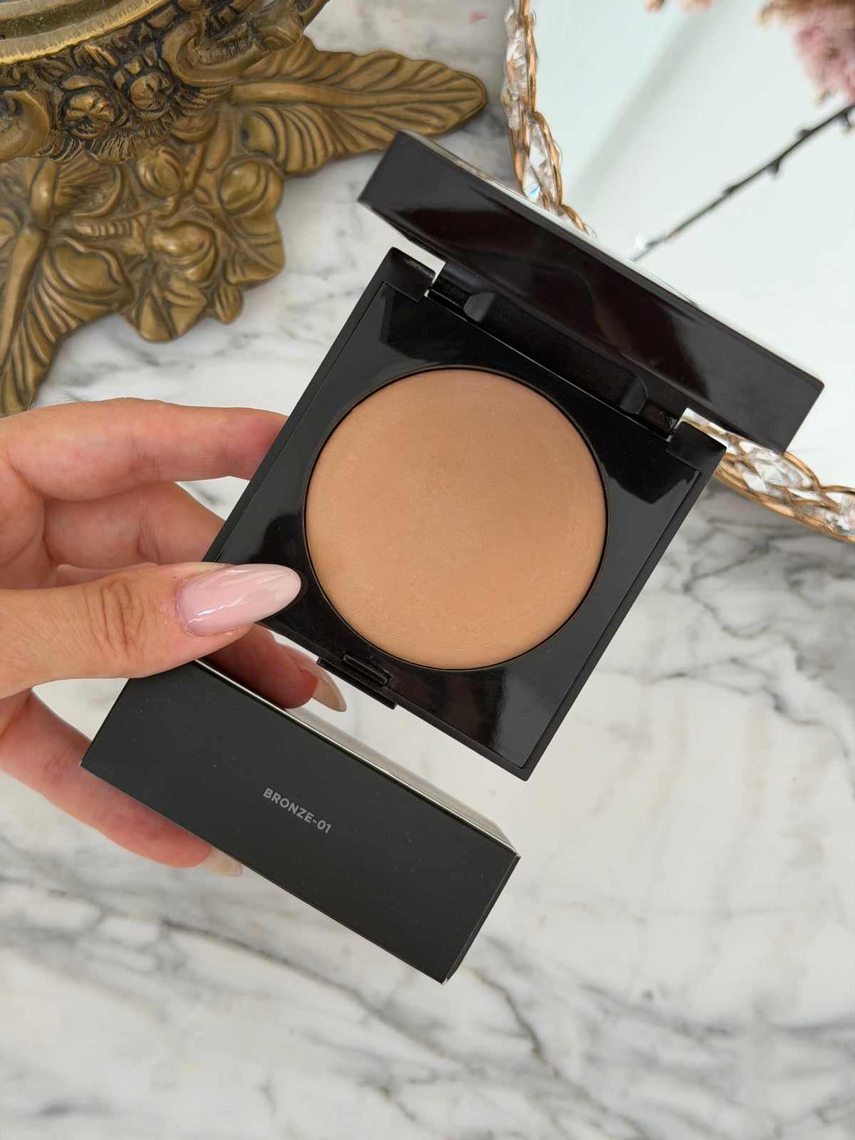LAURA MERCIER Matte Radiance Baked Face Powder 
Soft Matte Radiance