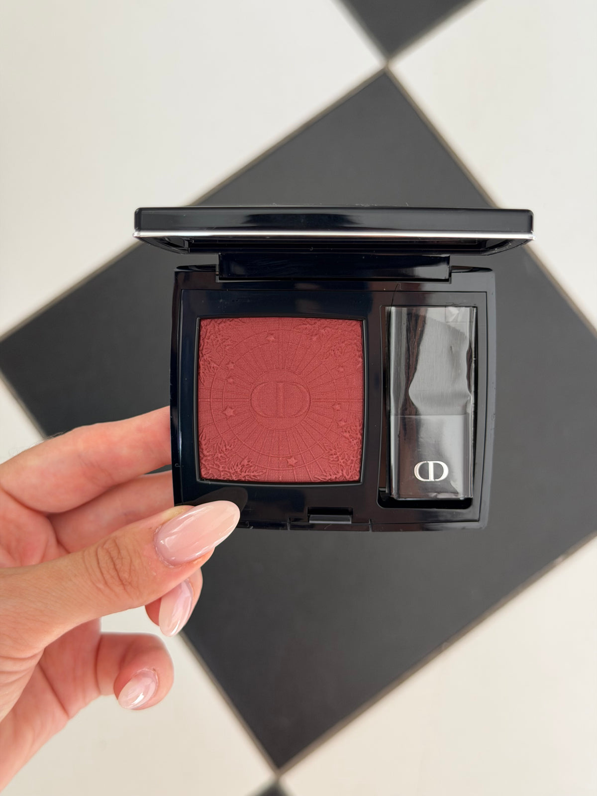 DIOR Rouge Blush Satin
Couture Colour Makeup - Long Wear (826)