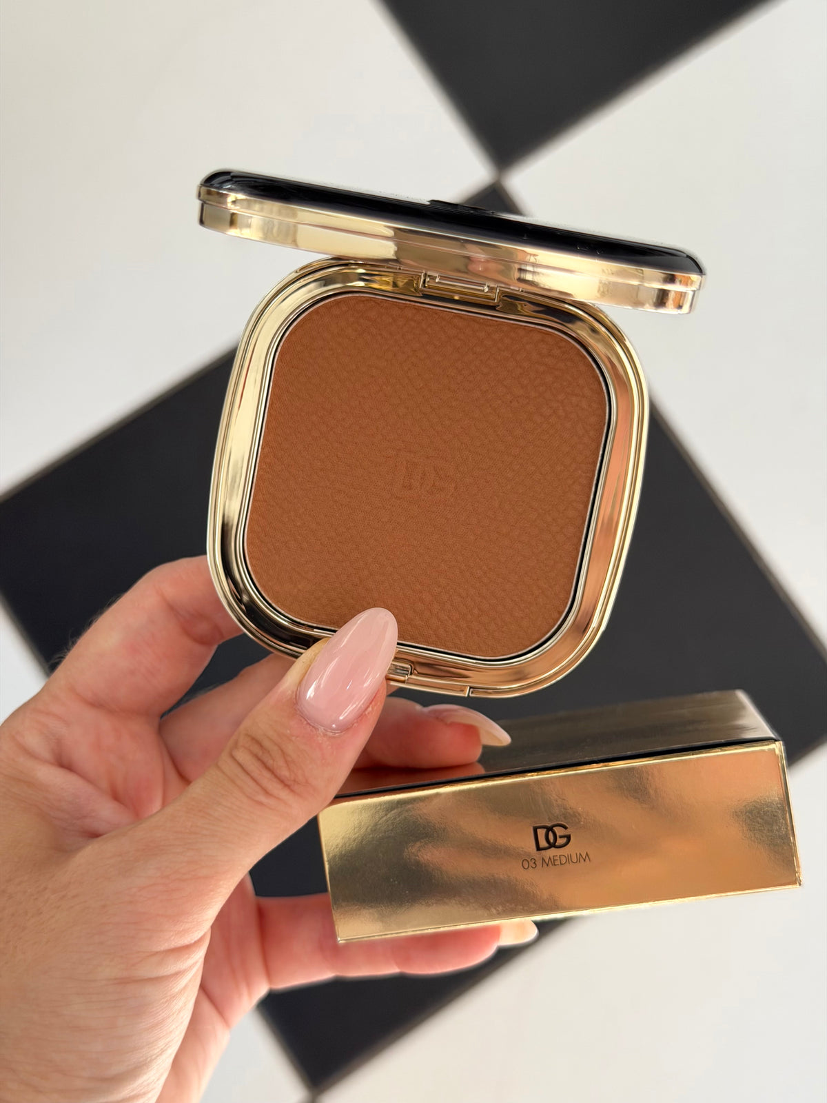 DOLCE&GABBANA Face&Eyes Match
Lasting Bronzer & Eyeshadow Powder (03)