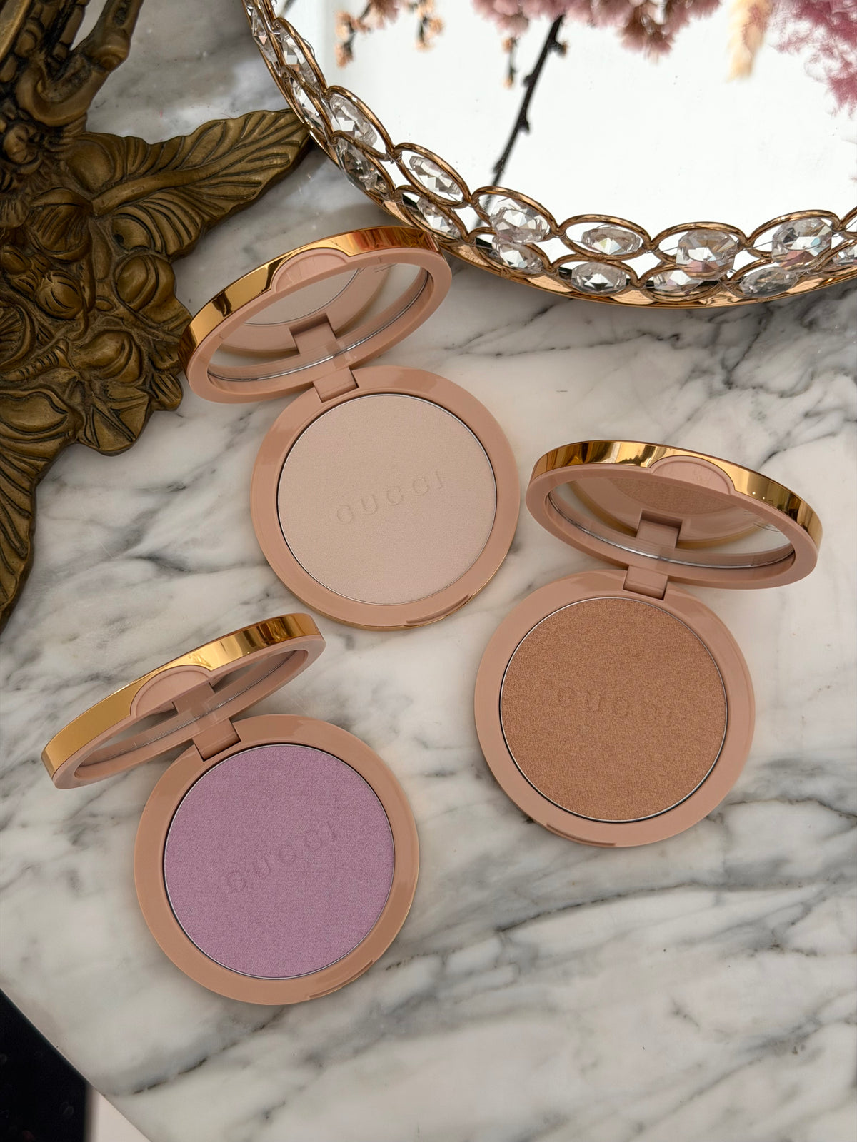 GUCCI Glow Highlighter (01)
Multi-Use Silky Illuminating Powder