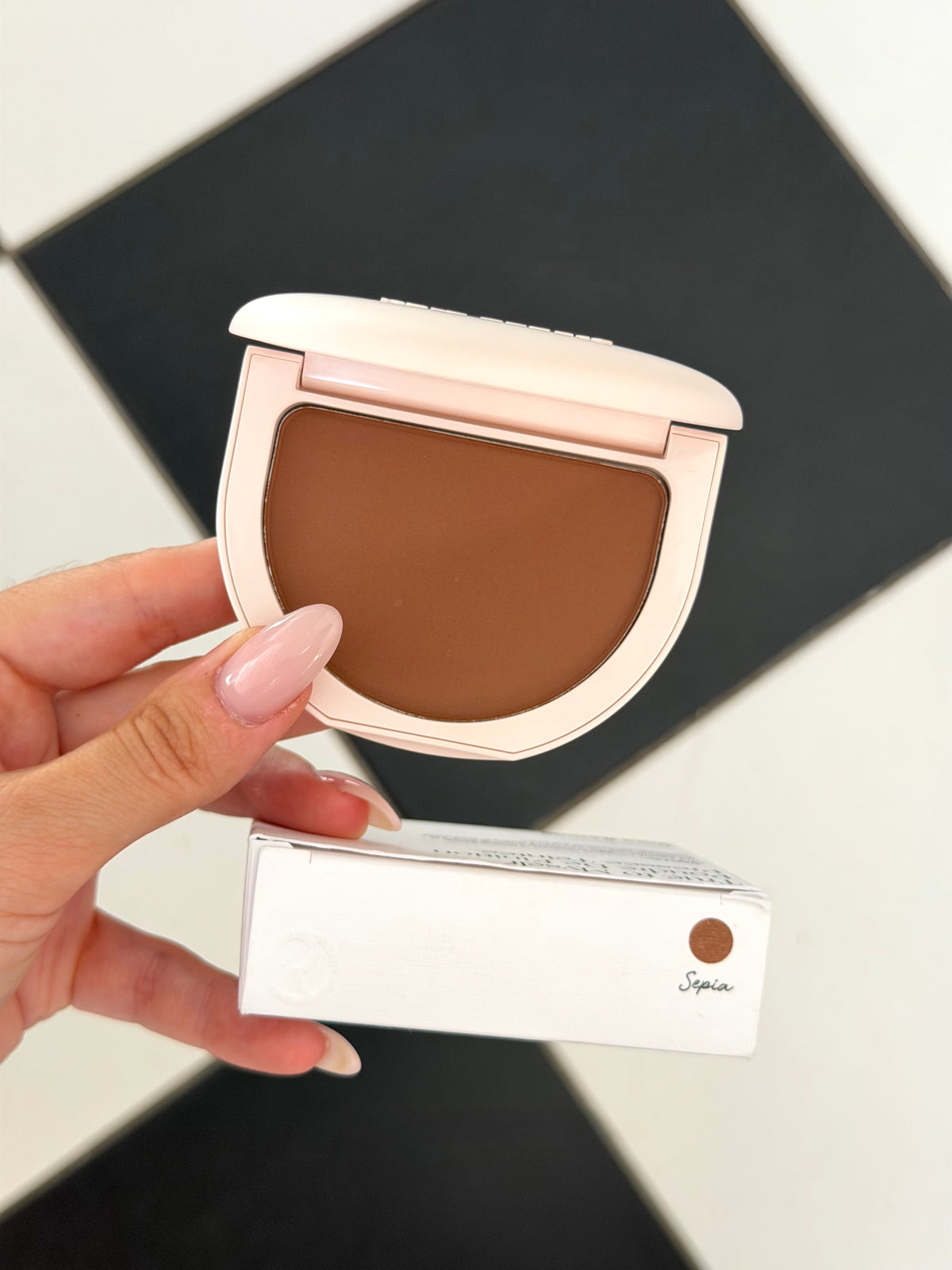 RARE BEAUTY True To Myself Tinted Pressed Finishing Powder - Sepia