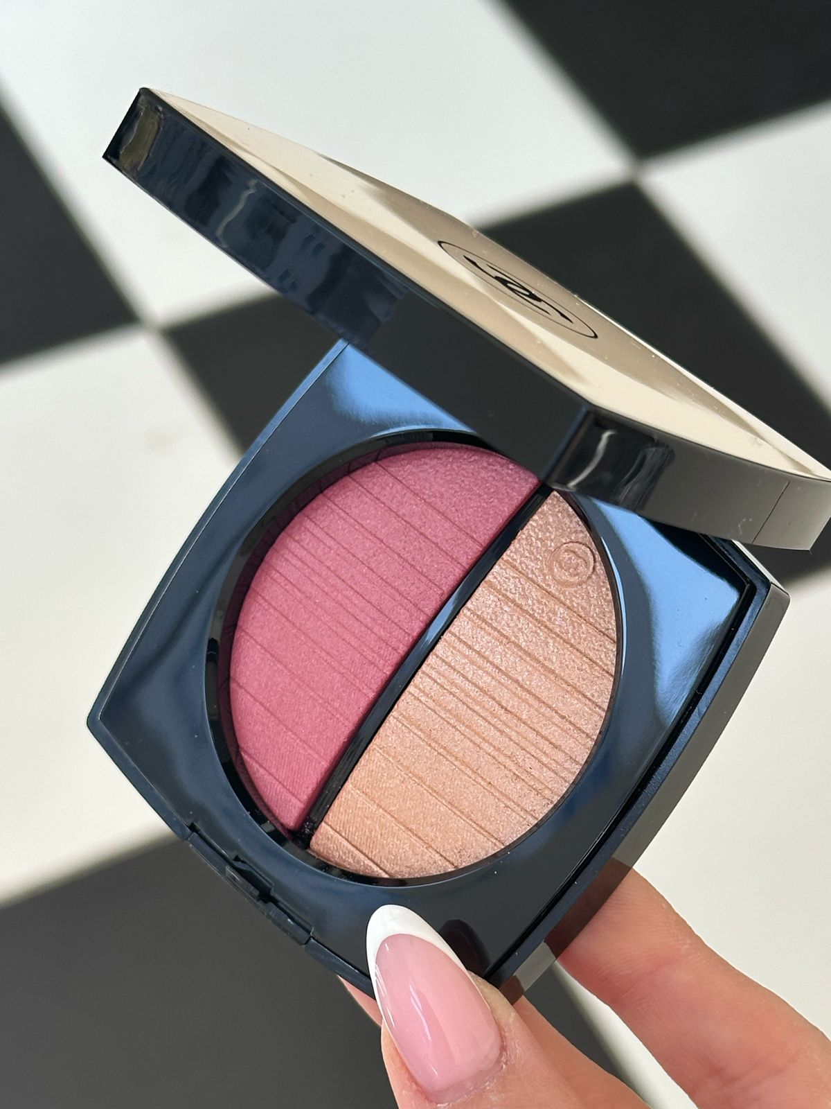 CHANEL Les Beiges
Healthy Golden Glow Powder