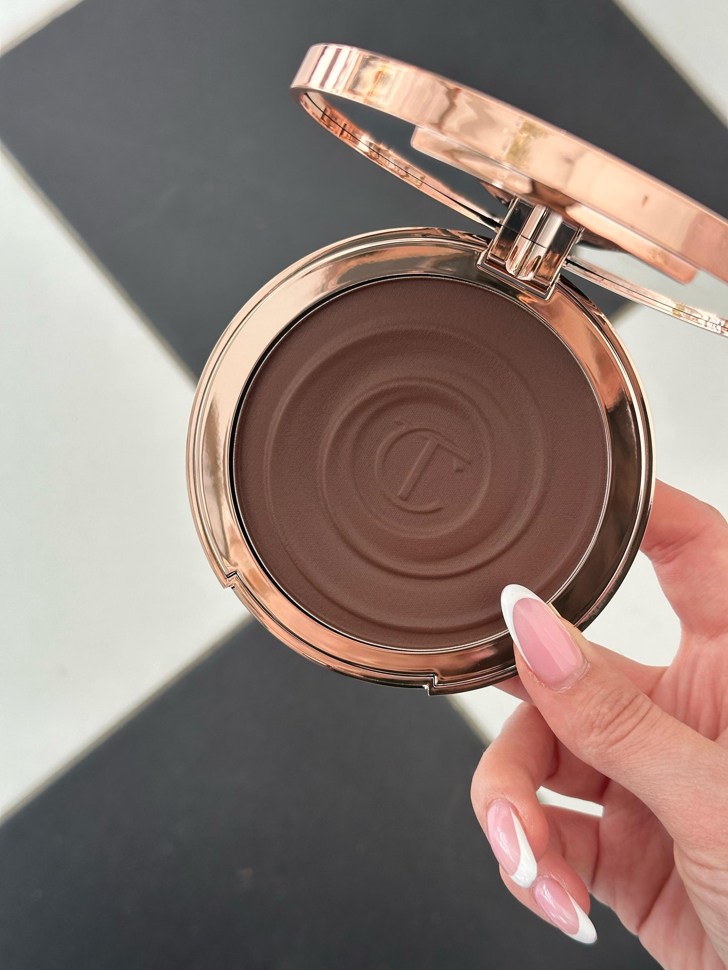 CHARLOTTE TILBURY Beautiful Skin Sun-Kissed Glow Bronzer (4)
Face & Body