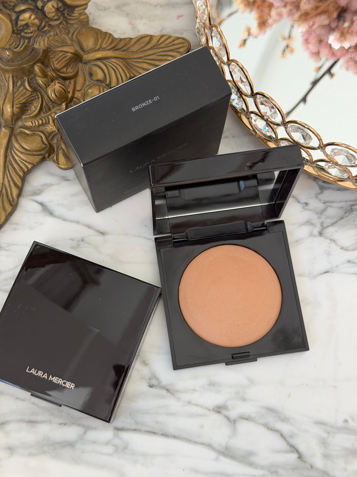 LAURA MERCIER Matte Radiance Baked Face Powder 
Soft Matte Radiance