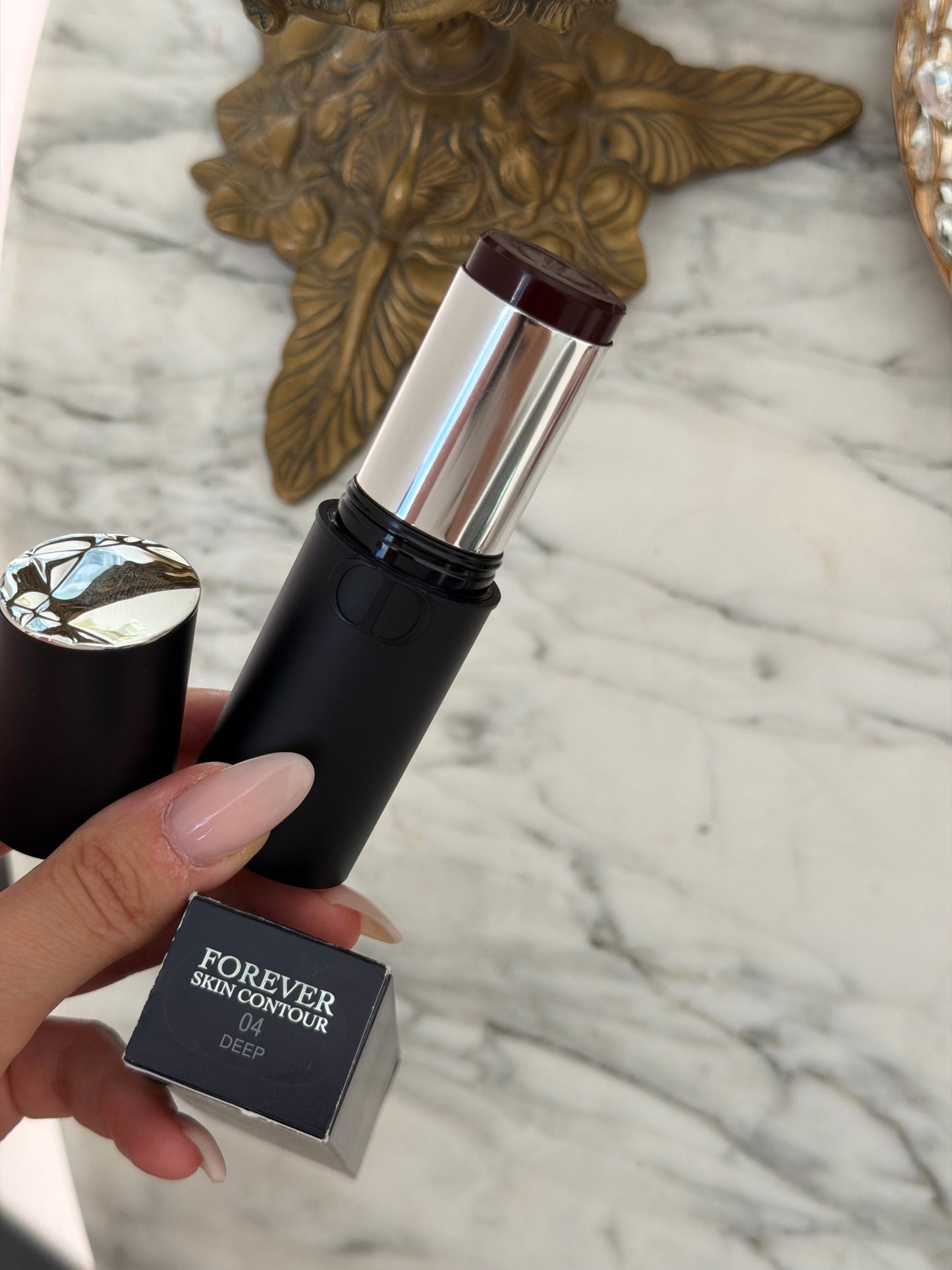 DIOR Forever Skin Contour (04)
Sculpting and Bronzing Face Stick - Seamless Perfection - 24H Wear and Hydration