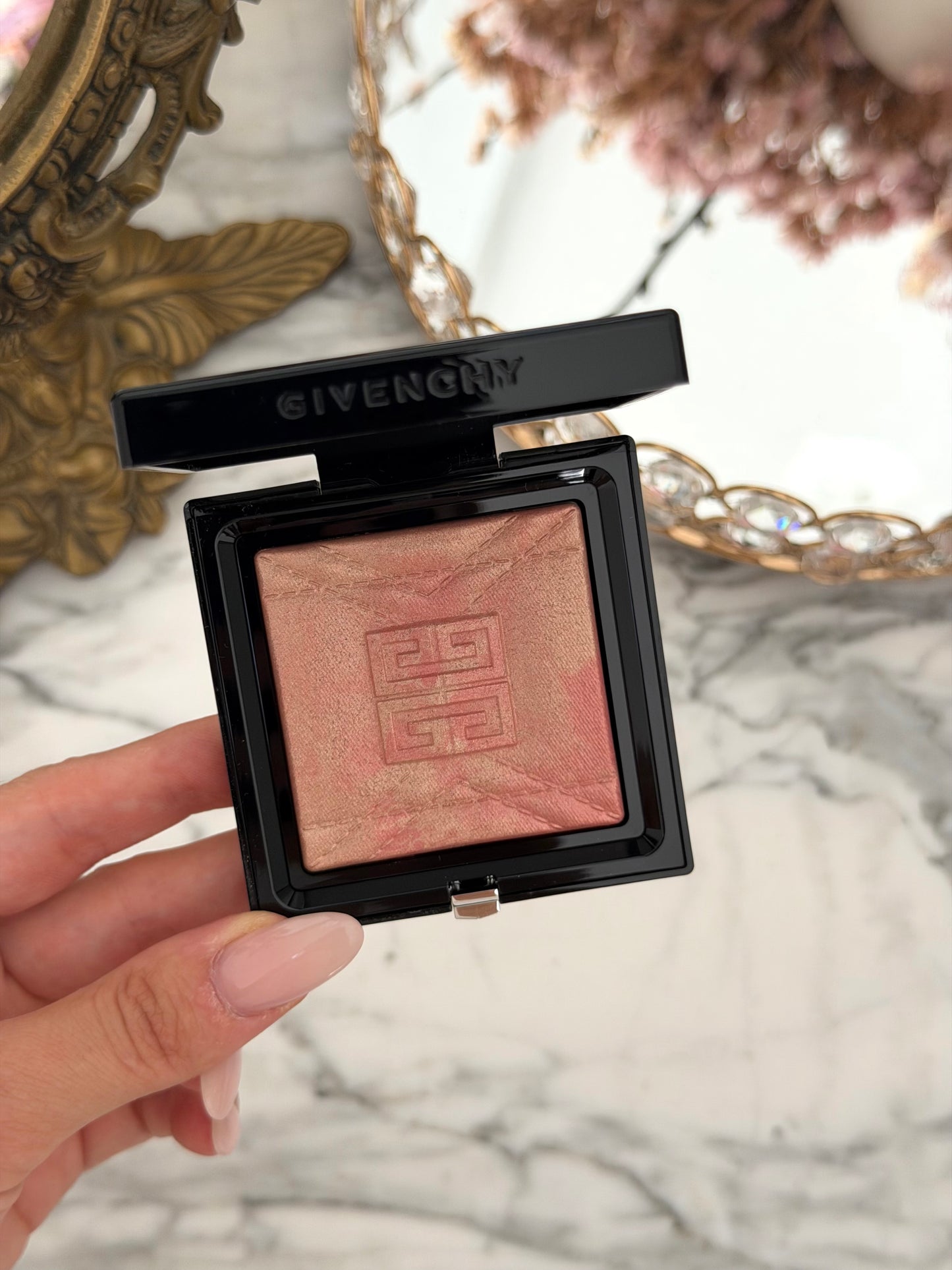 GIVENCHY Prisme Libre Highlighter Powder (004)
Long-lasting Hydrating And Marbled