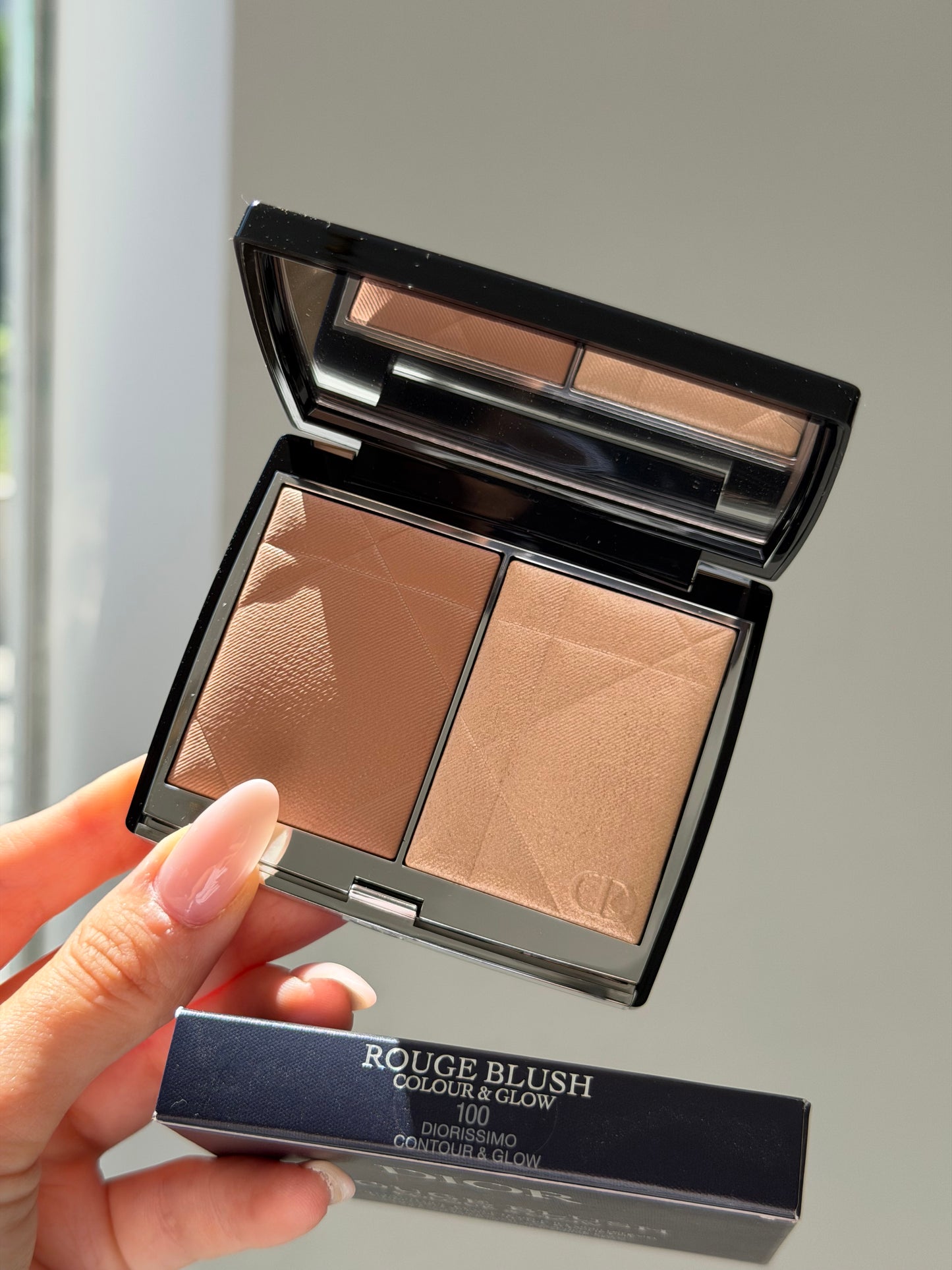 DIOR Rouge Blush Colour & Glow (100)
Multi-Use Face Palette – Color and Highlighter Duo