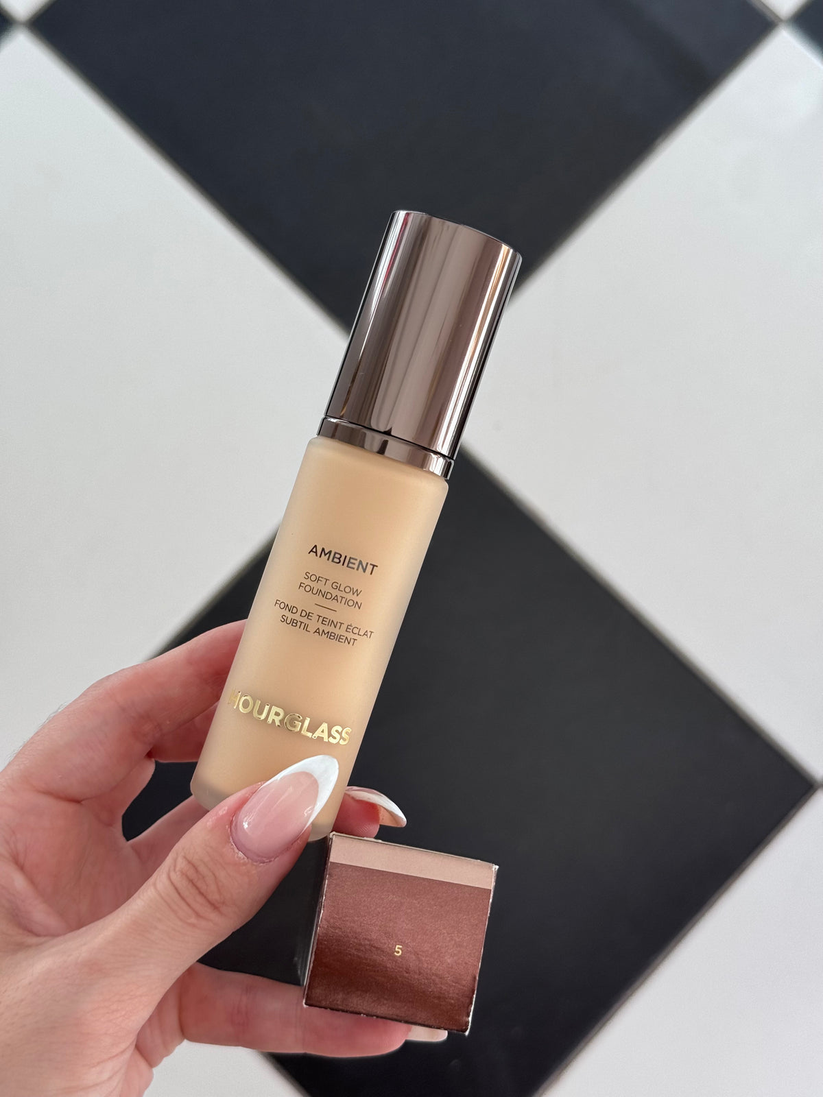HOURGLASS Ambient Soft Glow Foundation (5)
