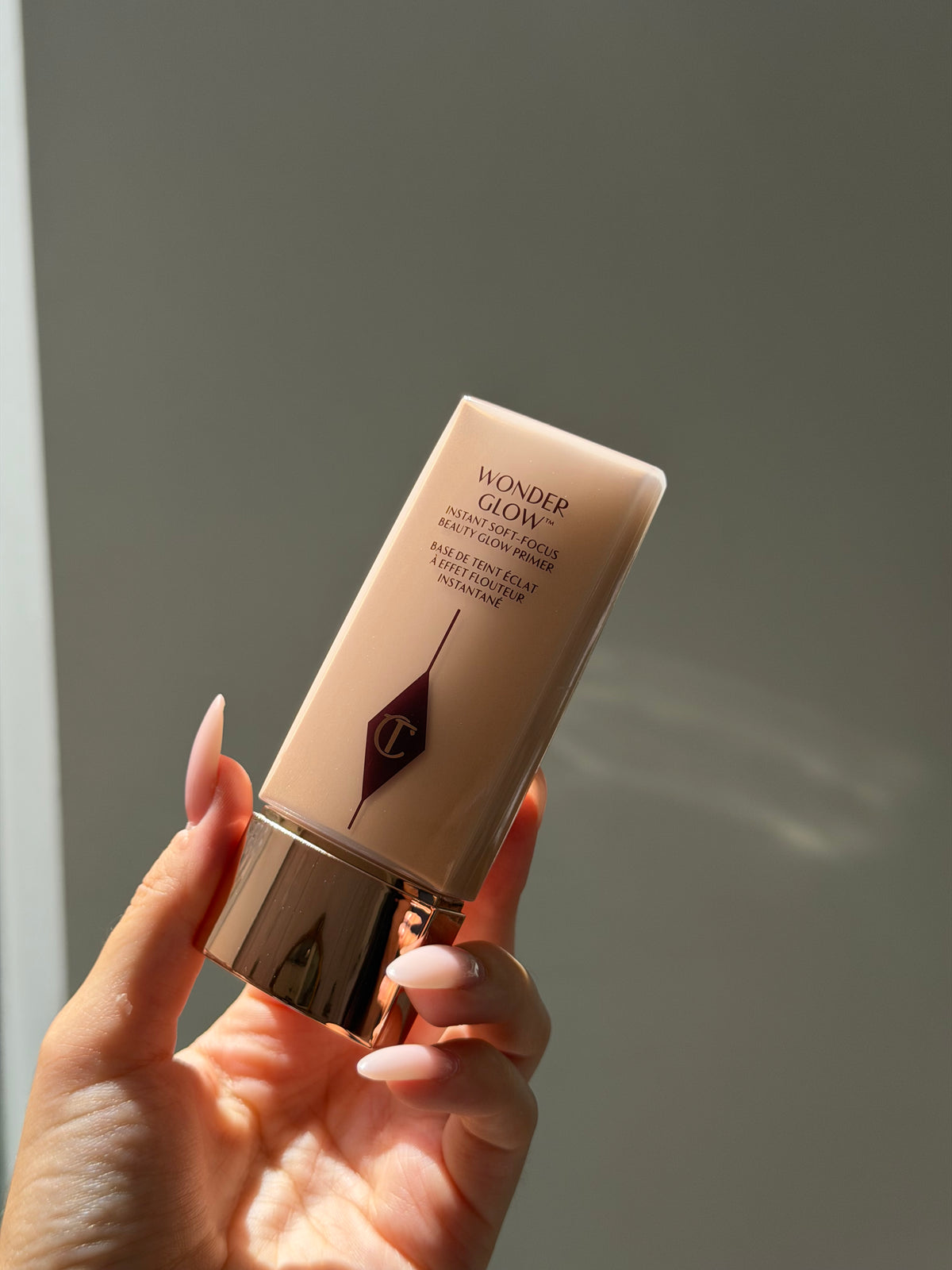 CHARLOTTE TILBURY
WonderGlow Primer
Instant Soft-Focus Beauty Glow