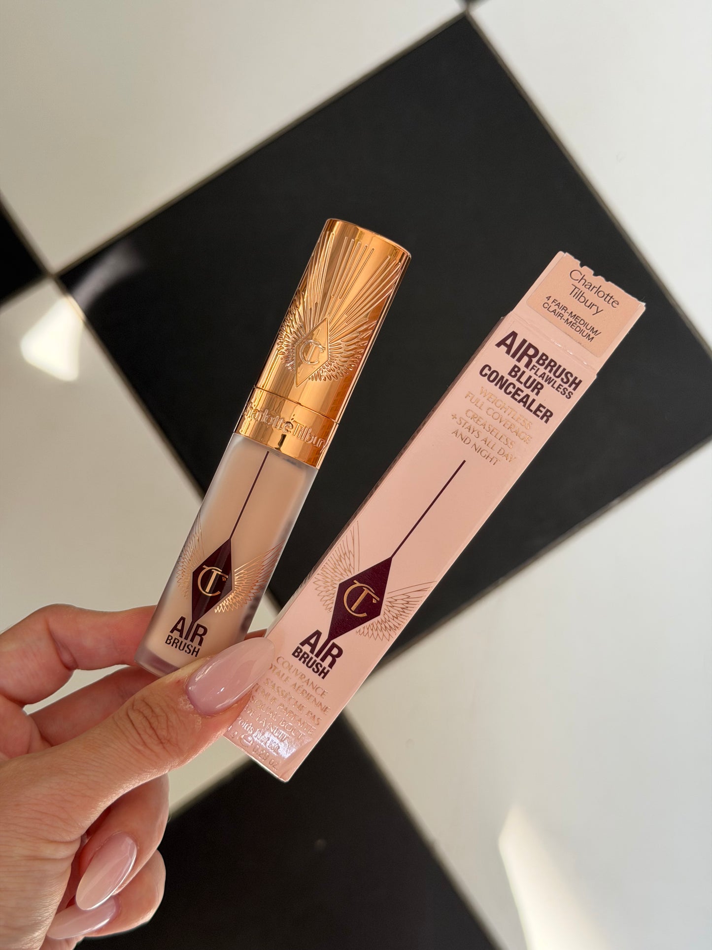 CHARLOTTE TILBURY Airbrush Flawless Blur Concealer (4)
Hydrating, Full-Coverage And 24-Hour Creaseless Wear
