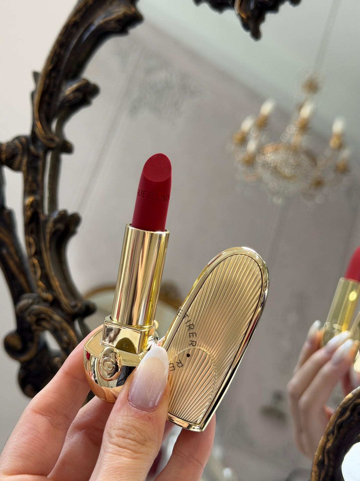 GUERLAIN Rouge G Velvet
Lipstick (555)