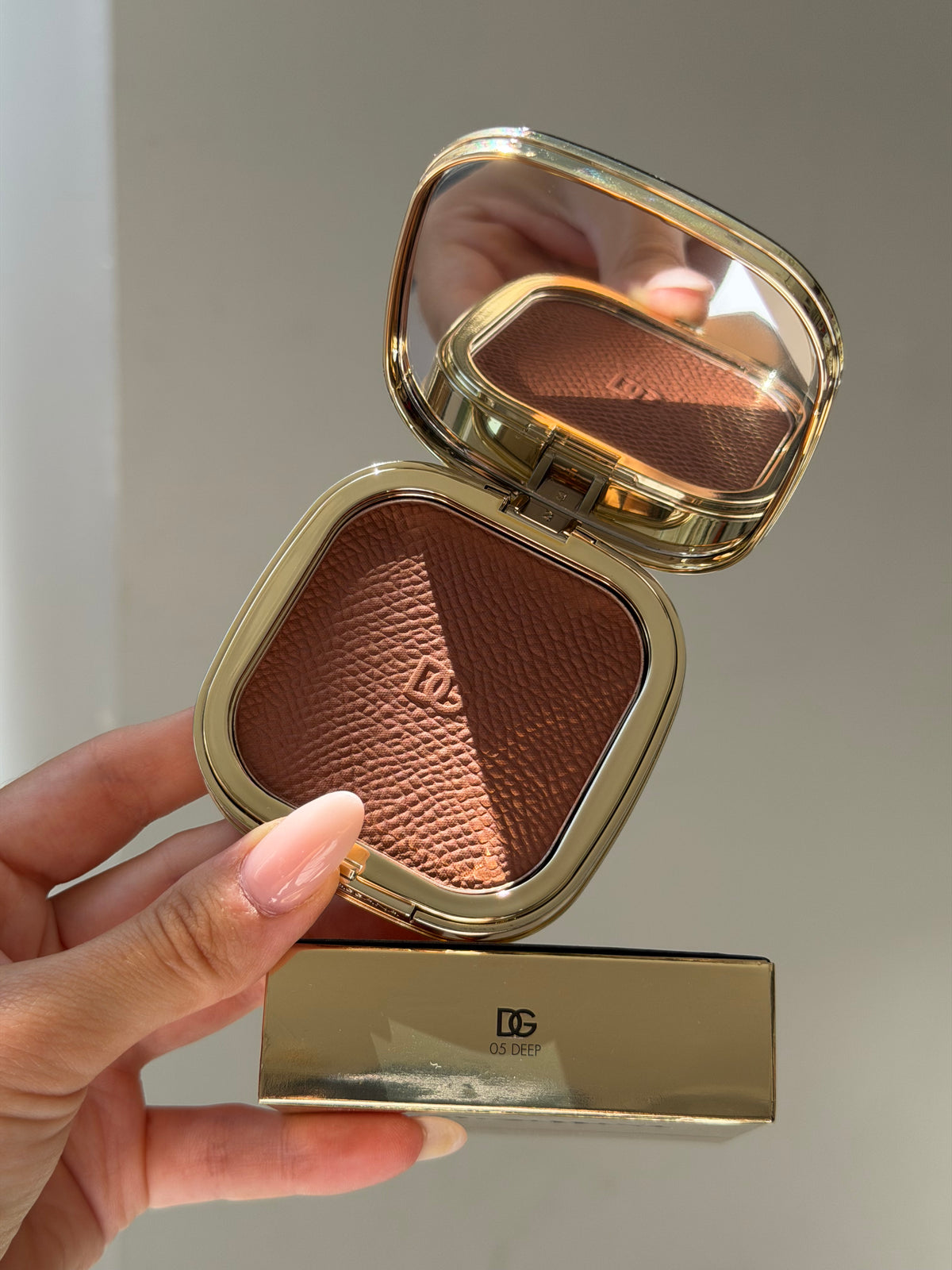 DOLCE&GABBANA Face&Eyes Match
Lasting Bronzer & Eyeshadow Powder (05)