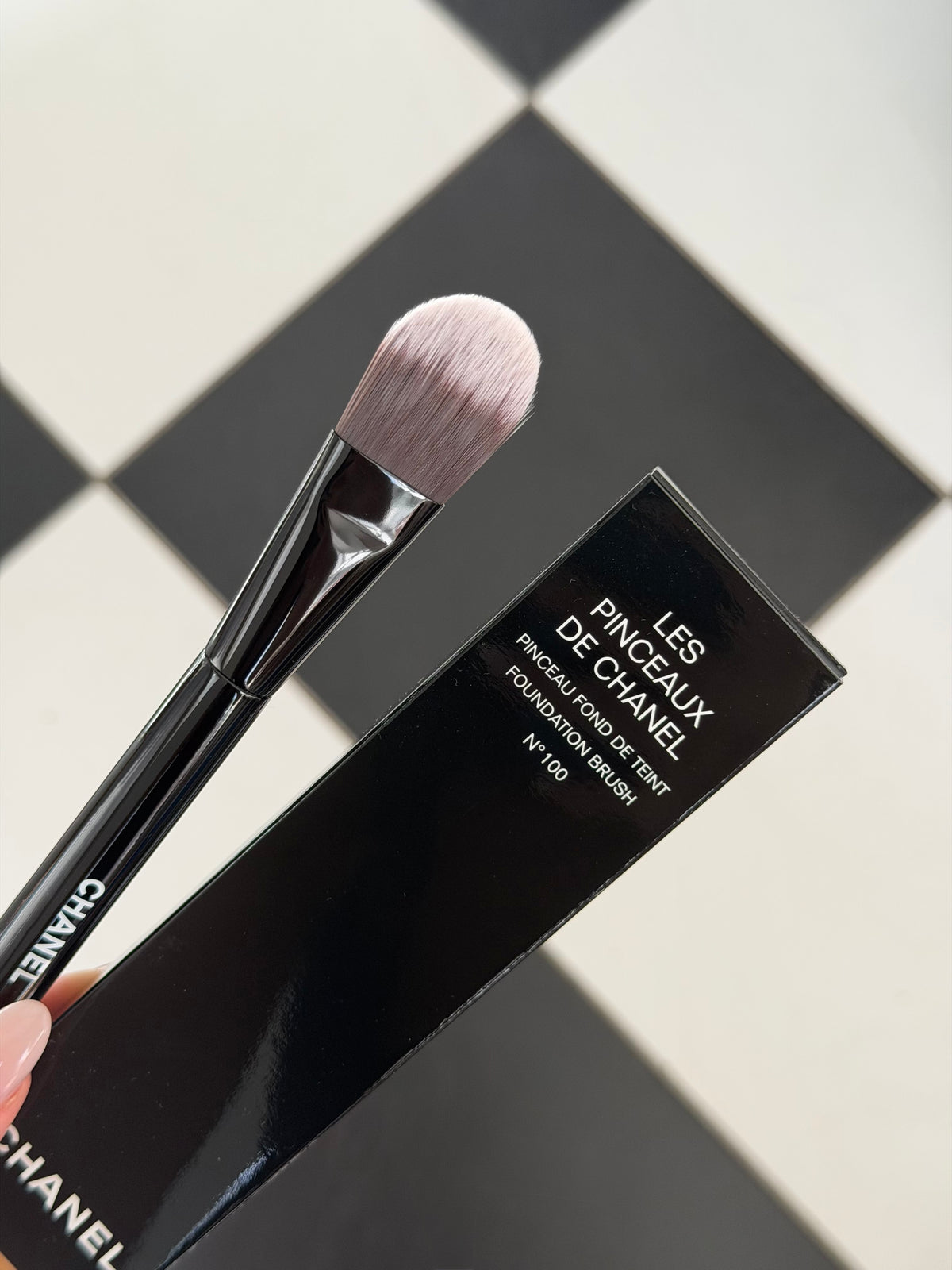 CHANEL Les Pinceaux De Chanel
Foundation Brush N°100