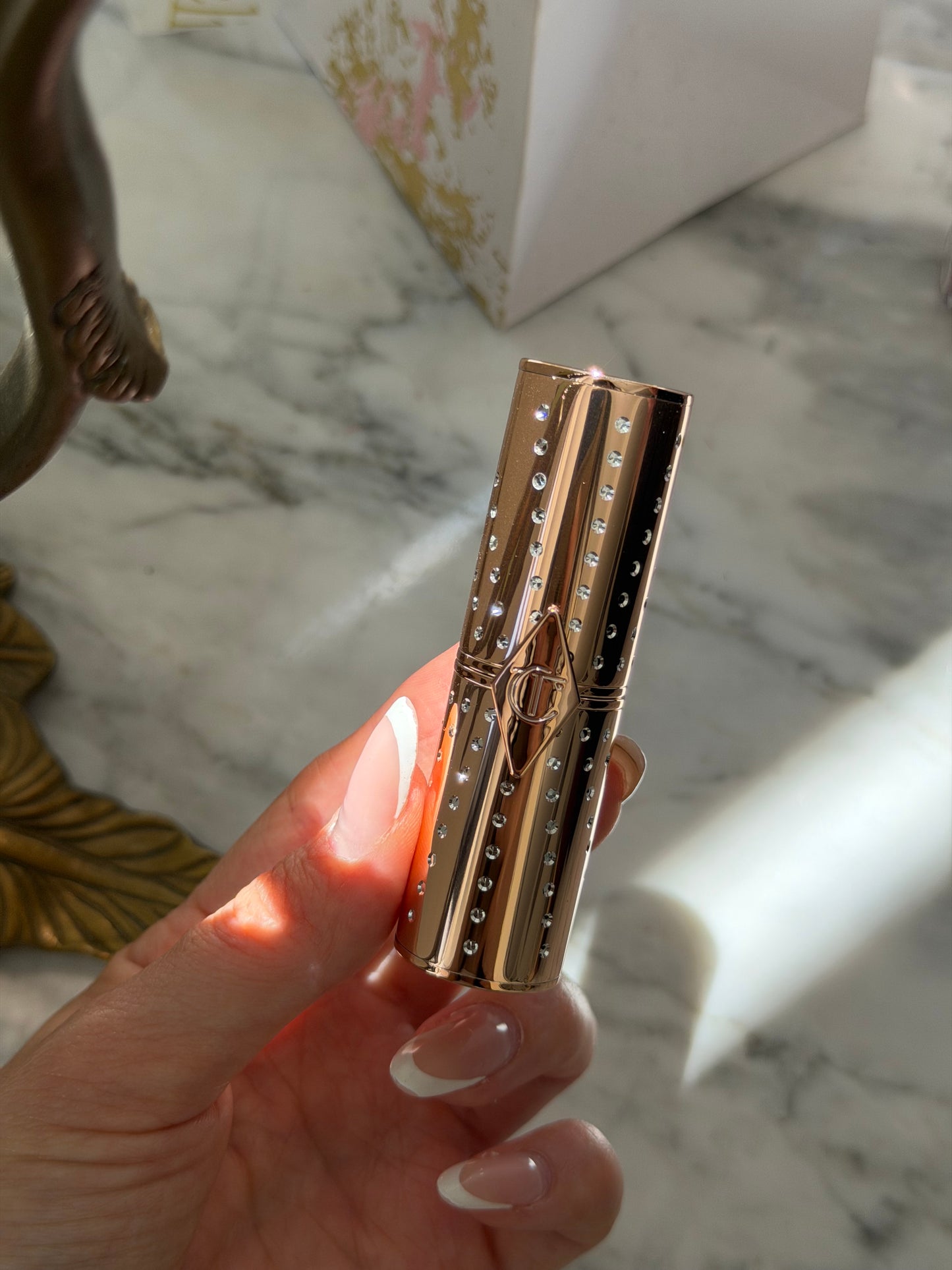 CHARLOTTE TILBURY
Look Of Love Lipstick
K.I.S.S.I.N.G - Nude Romance