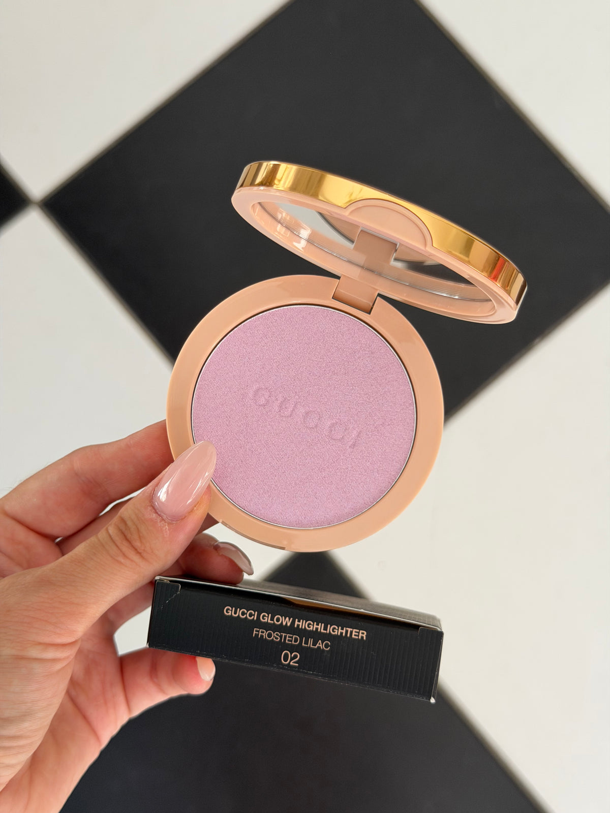 GUCCI Glow Highlighter (02)
Multi-Use Silky Illuminating Powder