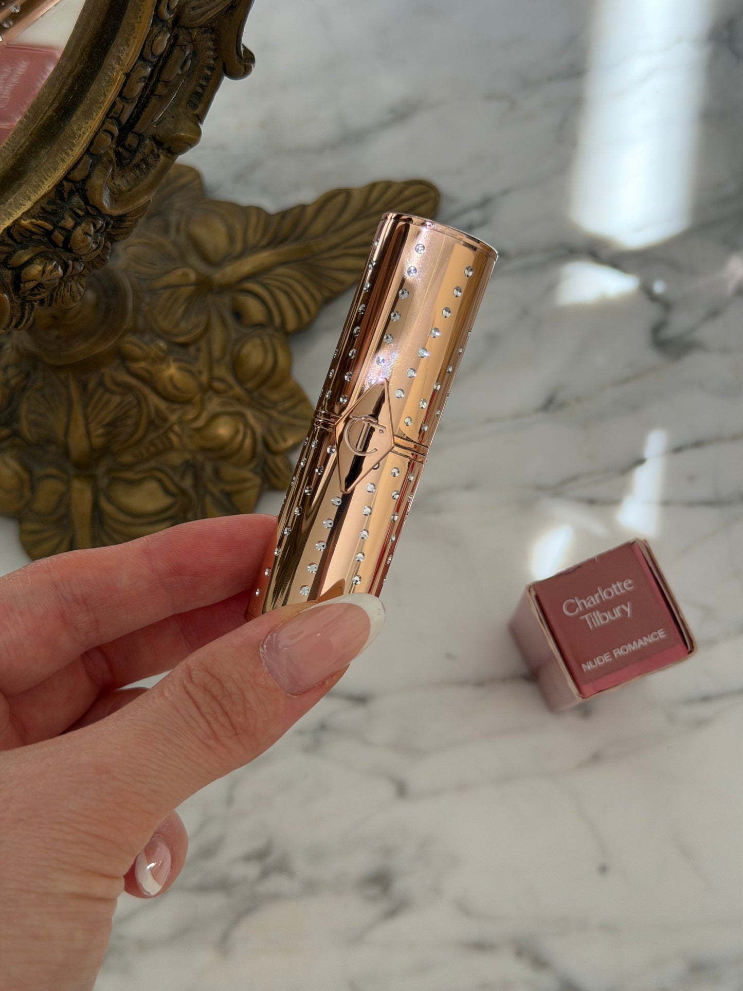 CHARLOTTE TILBURY
Look Of Love Lipstick
K.I.S.S.I.N.G - Nude Romance