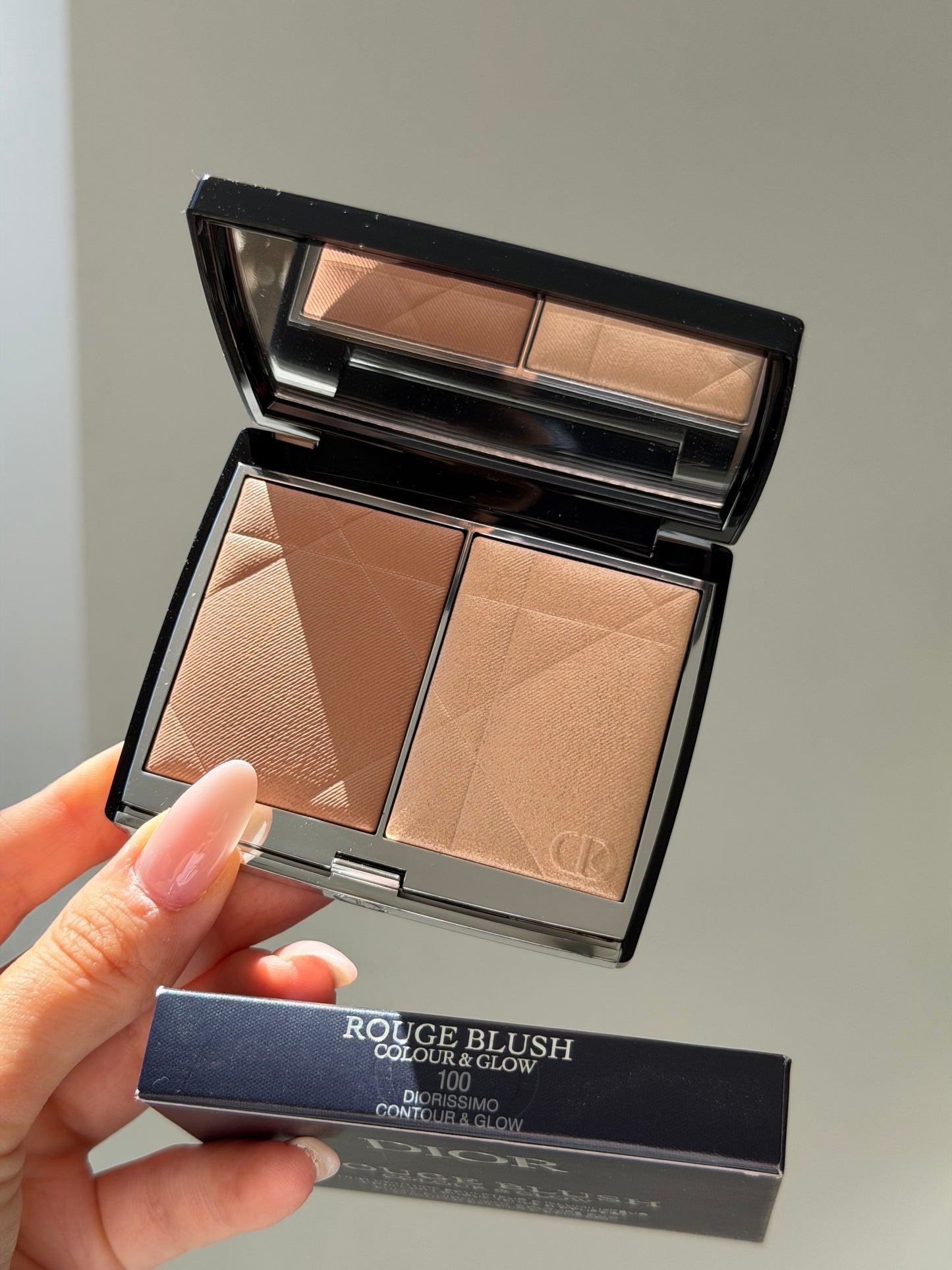 DIOR Rouge Blush Colour & Glow (100)
Multi-Use Face Palette – Color and Highlighter Duo