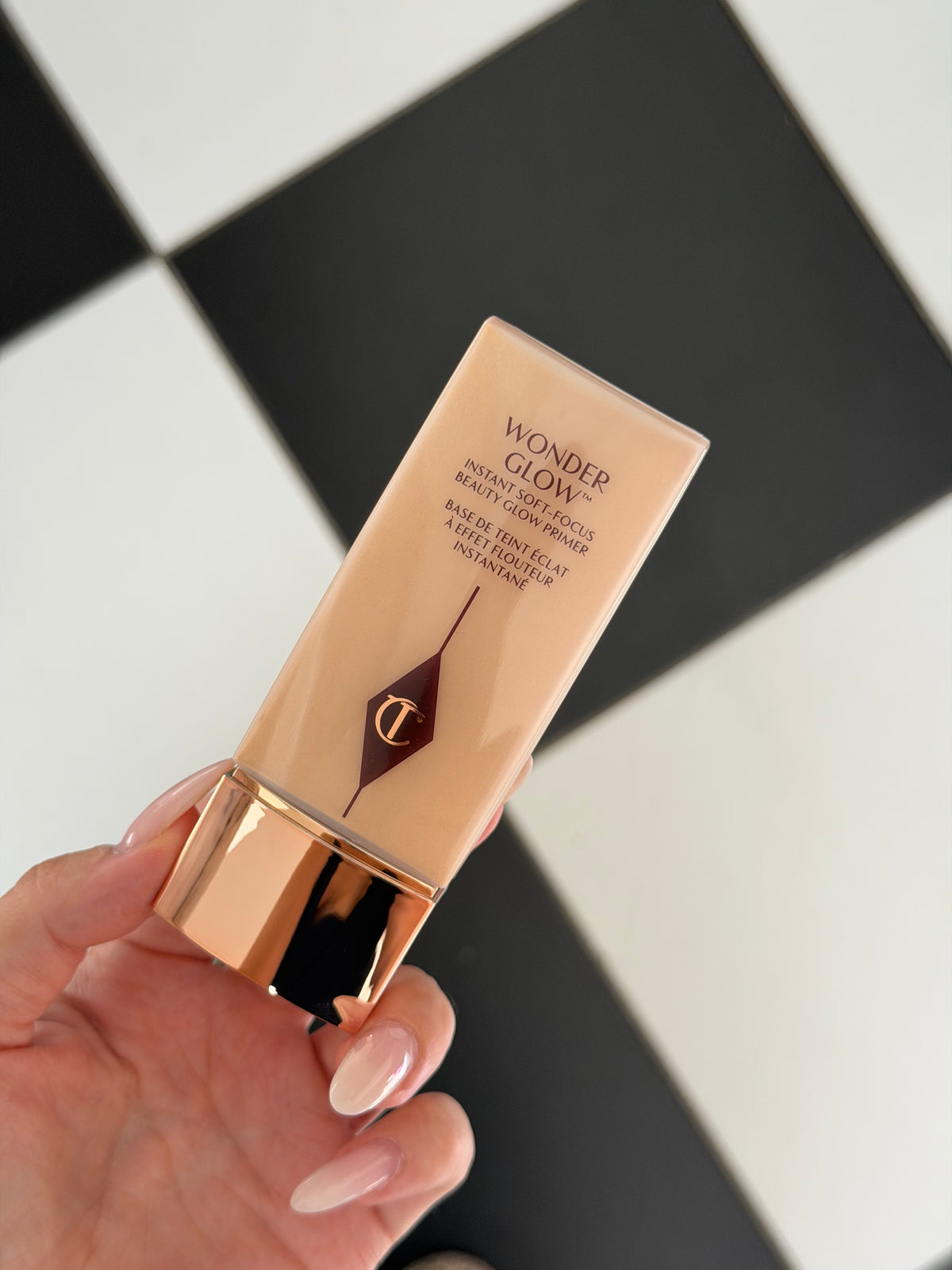 CHARLOTTE TILBURY
WonderGlow Primer
Instant Soft-Focus Beauty Glow