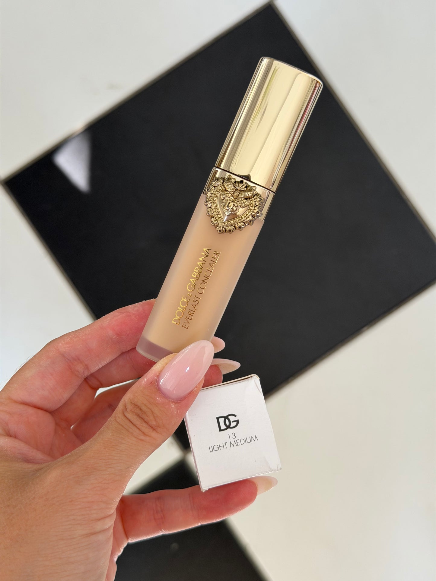DOLCE&GABBANA Everlast Concealer 
24H Wear Crease-Proof Hydrating (13)