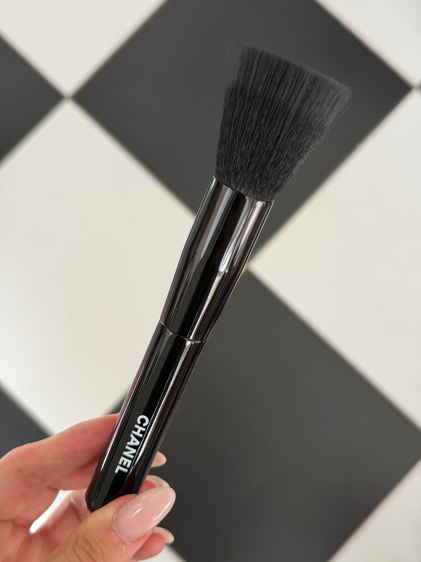 CHANEL Les Pinceaux De Chanel N°102
Fluid Foundation-Blending Brush