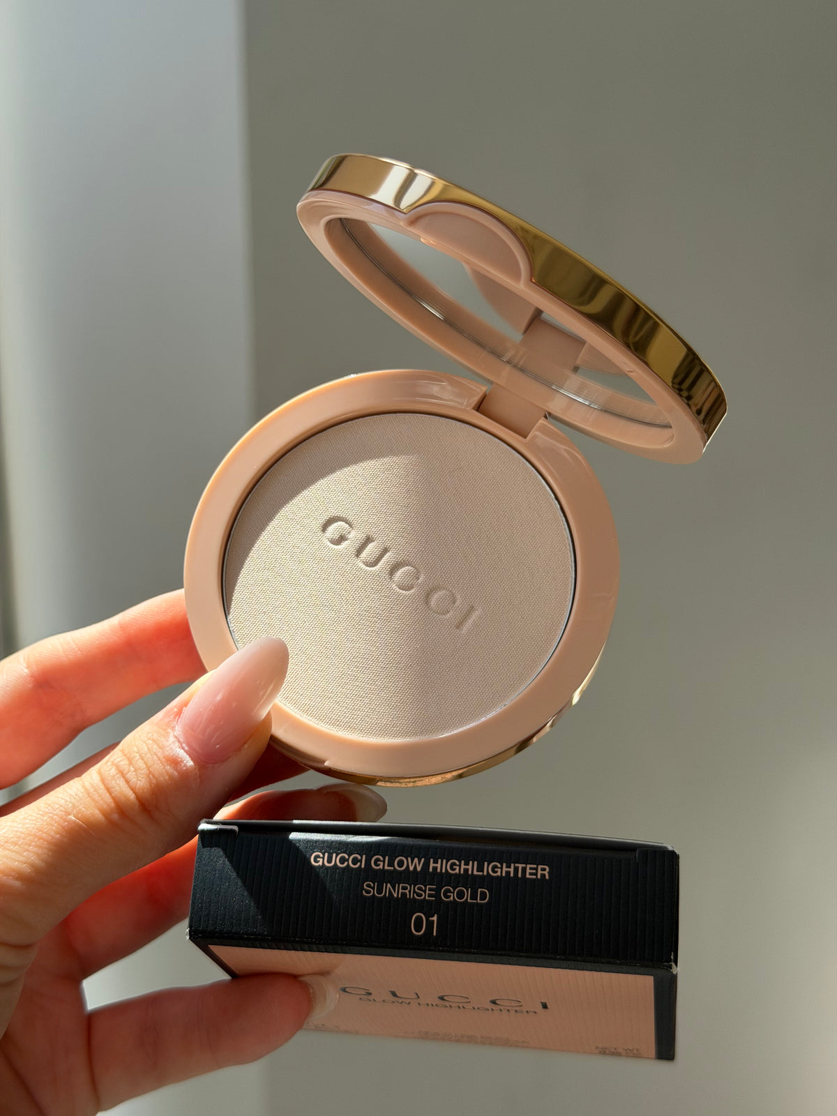 GUCCI Glow Highlighter (01)
Multi-Use Silky Illuminating Powder