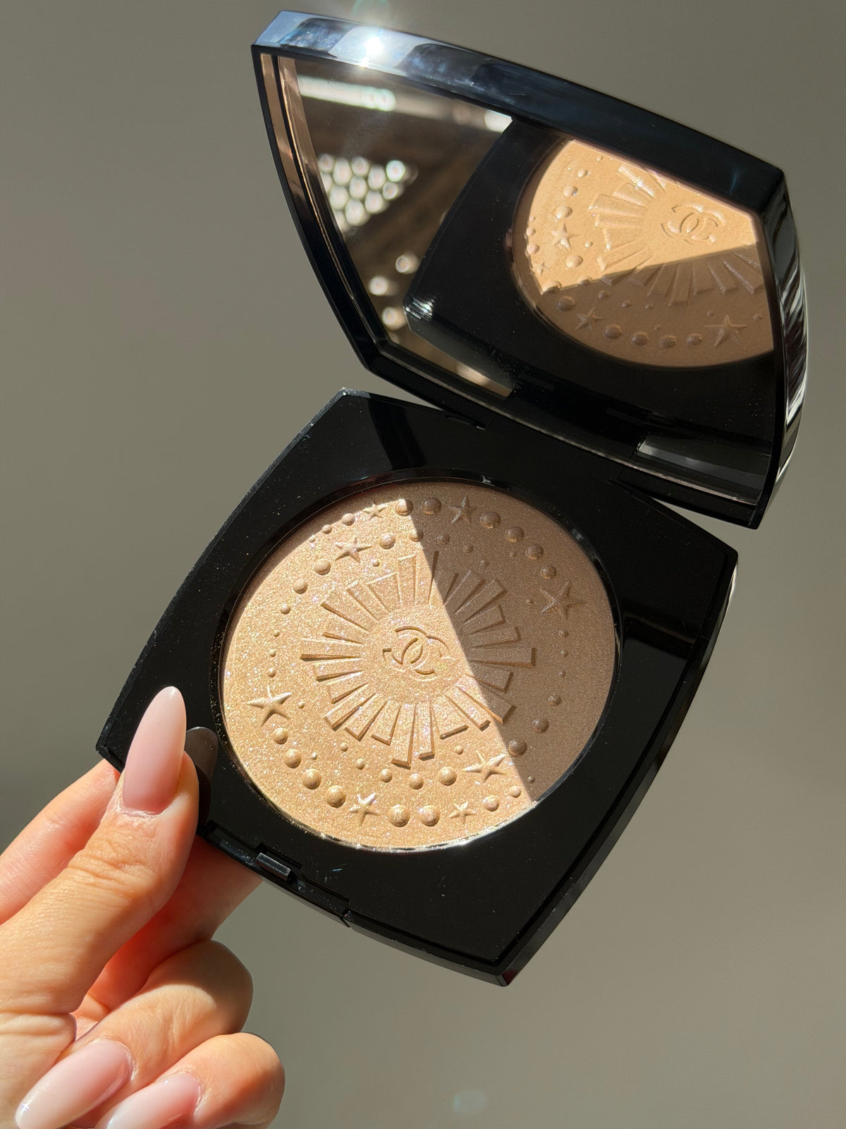 CHANEL Diamond Dust
Oversize Illuminating Powder