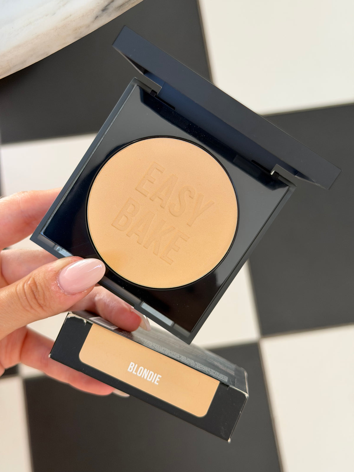 HUDA BEAUTY Easy Bake and Snatch Pressed Brightening and Setting Powder - Blondie