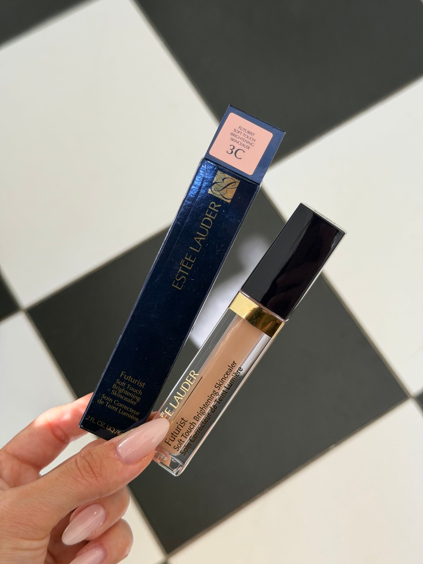 ESTÉE LAUDER Futurist
Soft Touch Brightening Skincealer Concealer (3C)