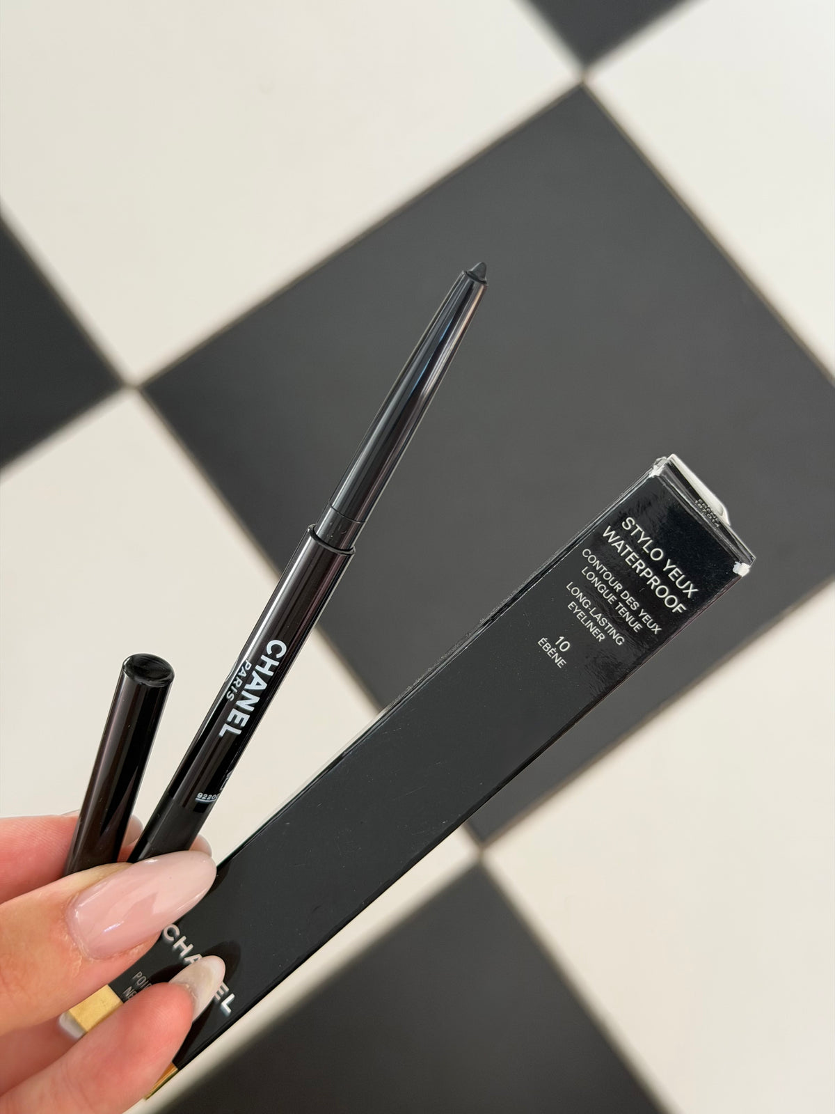 CHANEL Stylo Eyes Waterproof (10)
Long-Lasting Eyeliner