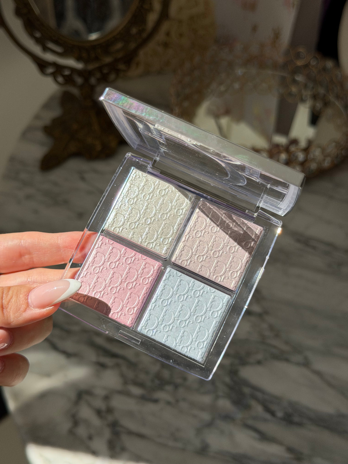 DIOR Backstage Glow Maximizer Palette (002)
Multi-Use Highlighter and Blush - Multi-Reflective Glow