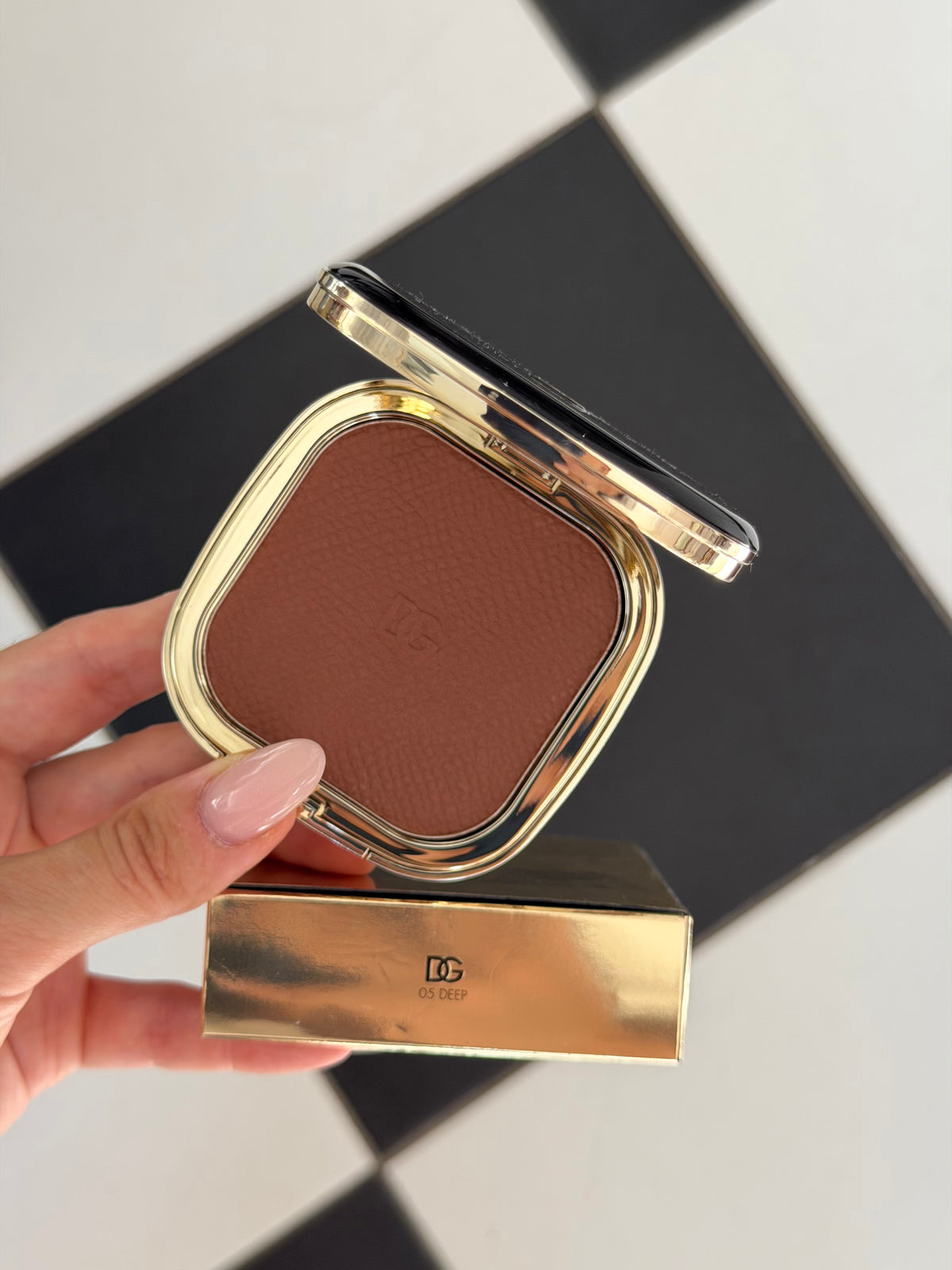 DOLCE&GABBANA Face&Eyes Match
Lasting Bronzer & Eyeshadow Powder (05)