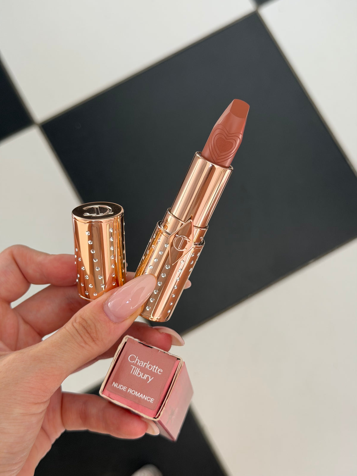 CHARLOTTE TILBURY
Look Of Love Lipstick
K.I.S.S.I.N.G - Nude Romance