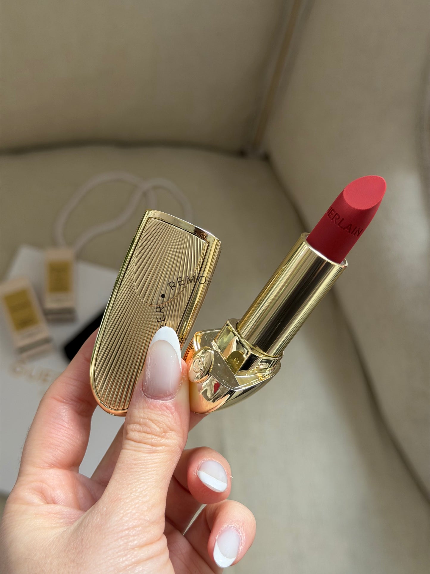 GUERLAIN Rouge G Velvet
Lipstick (555)