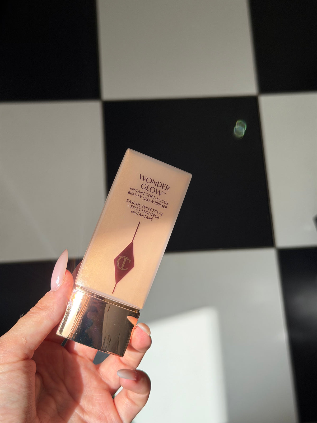 CHARLOTTE TILBURY
WonderGlow Primer
Instant Soft-Focus Beauty Glow