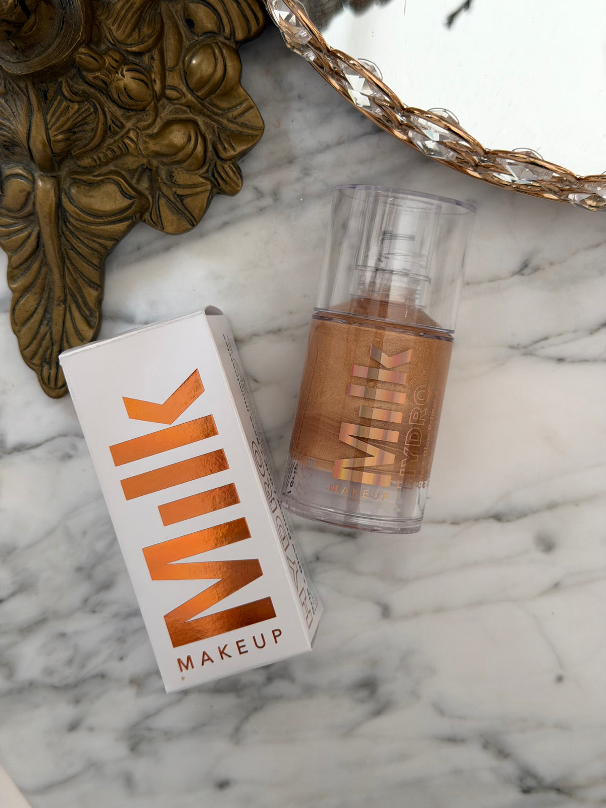MILK MAKEUP Hydro Grip + Glow Primer
Illuminating Primer