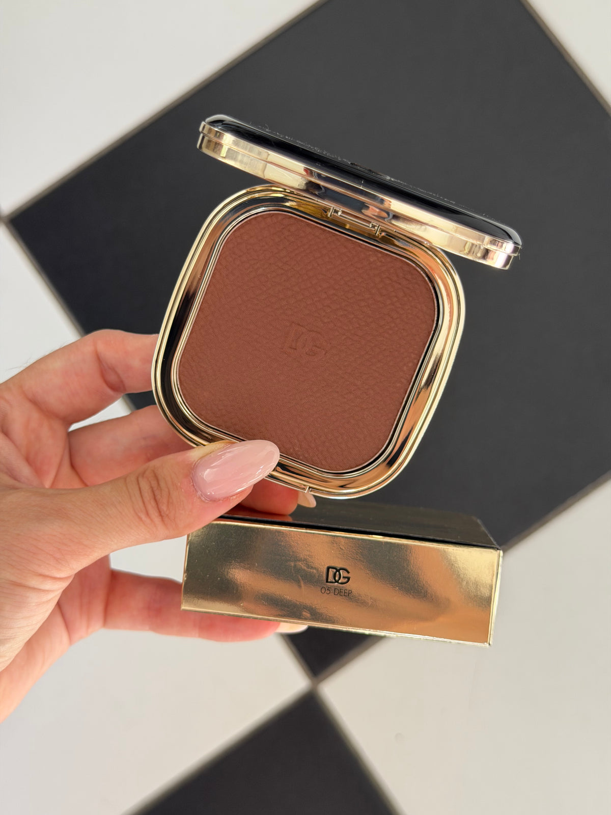 DOLCE&GABBANA Face&Eyes Match
Lasting Bronzer & Eyeshadow Powder (05)