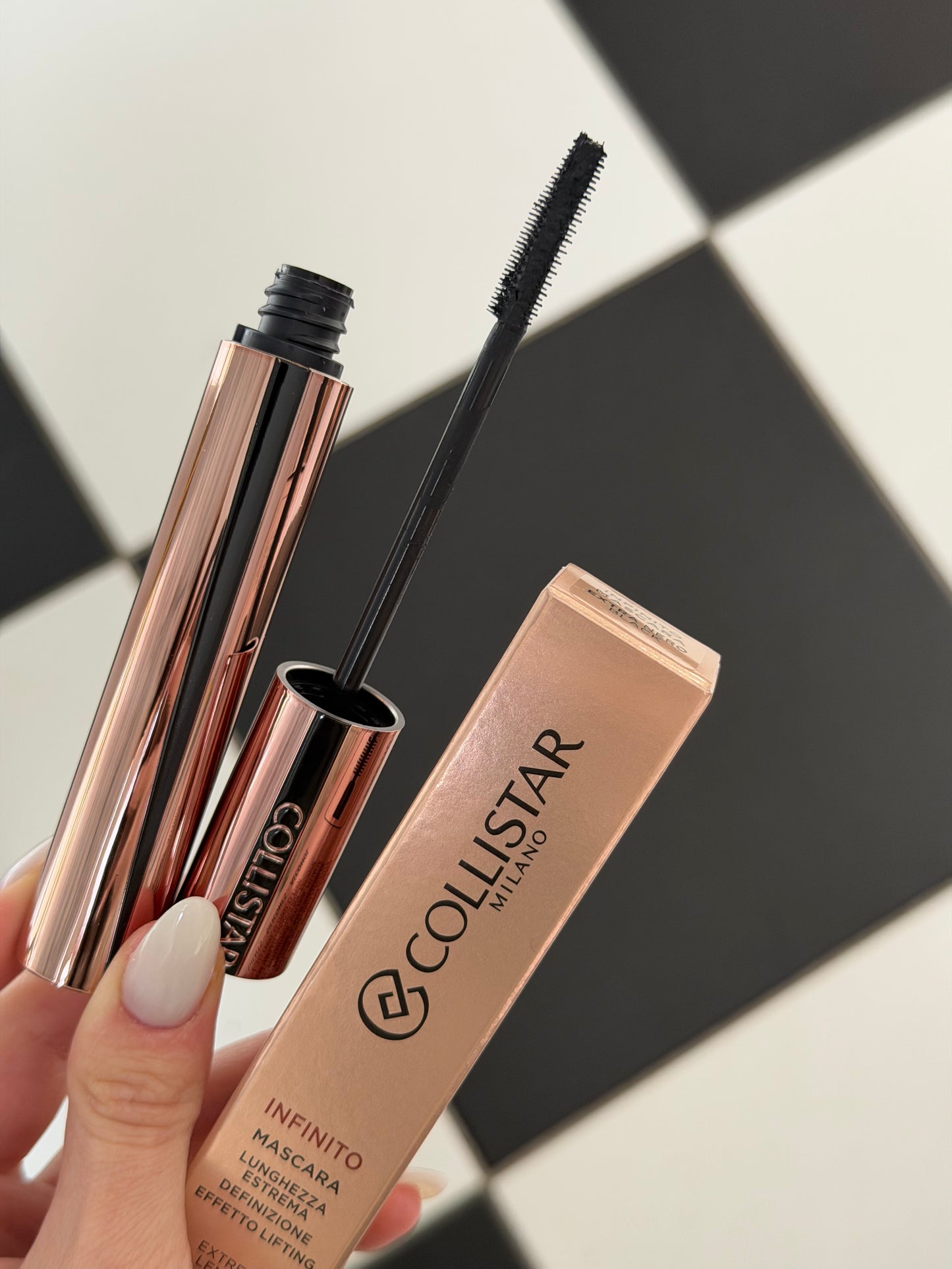 COLLISTAR Infinito Mascara
Extreme Length, Definition Lifting Effect